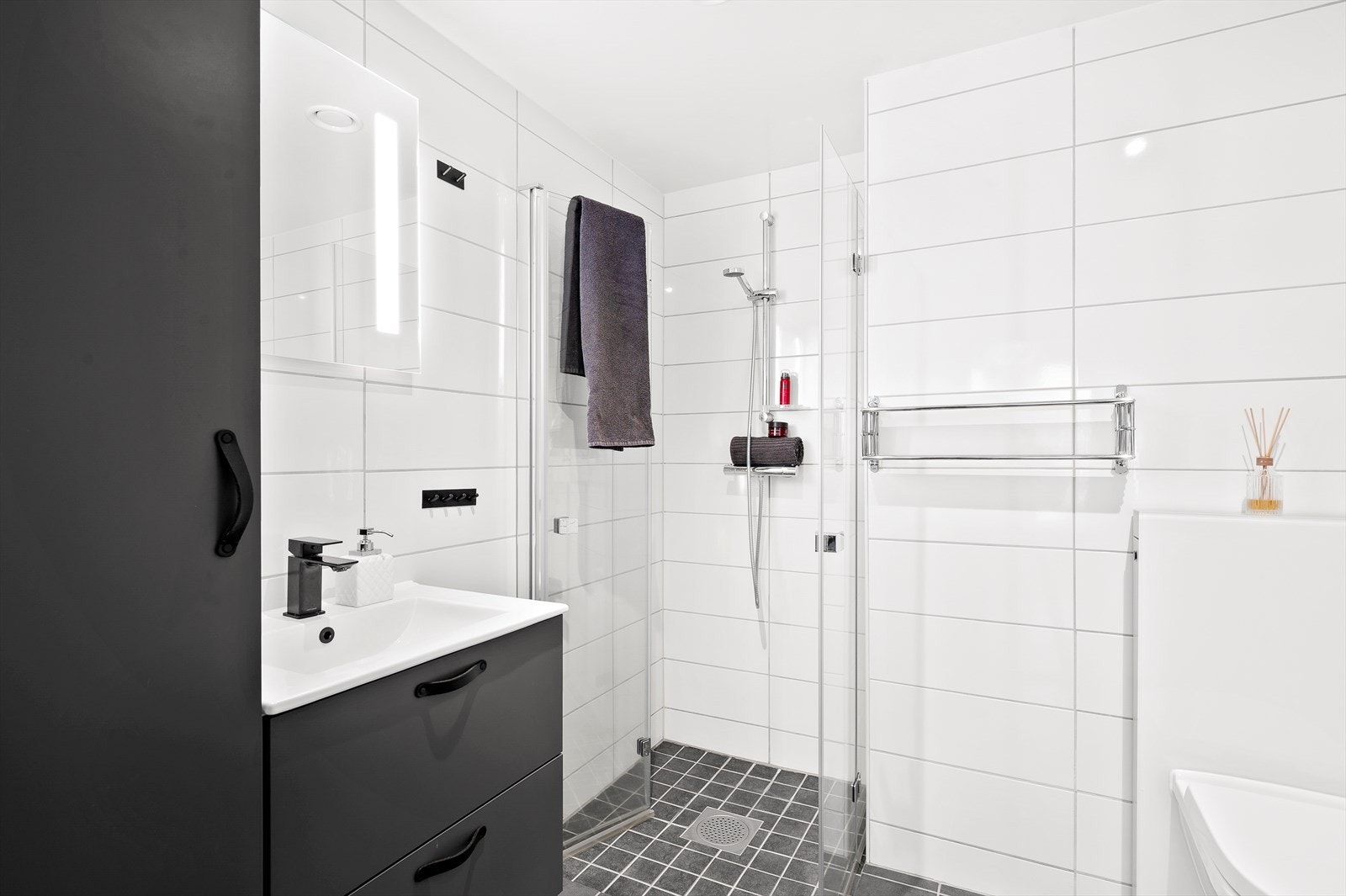 Flott baderom med gulvvarme og opplegg for vaskemaskin Galleribilde