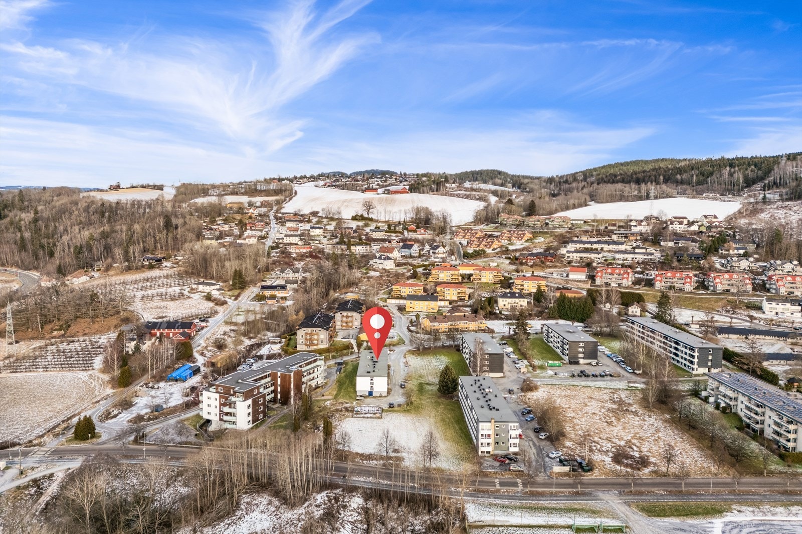 Det er umiddelbar nærhet til nærsenter, dagligvare, buss, barnehage, barneskole og idrettsanlegg. Galleribilde