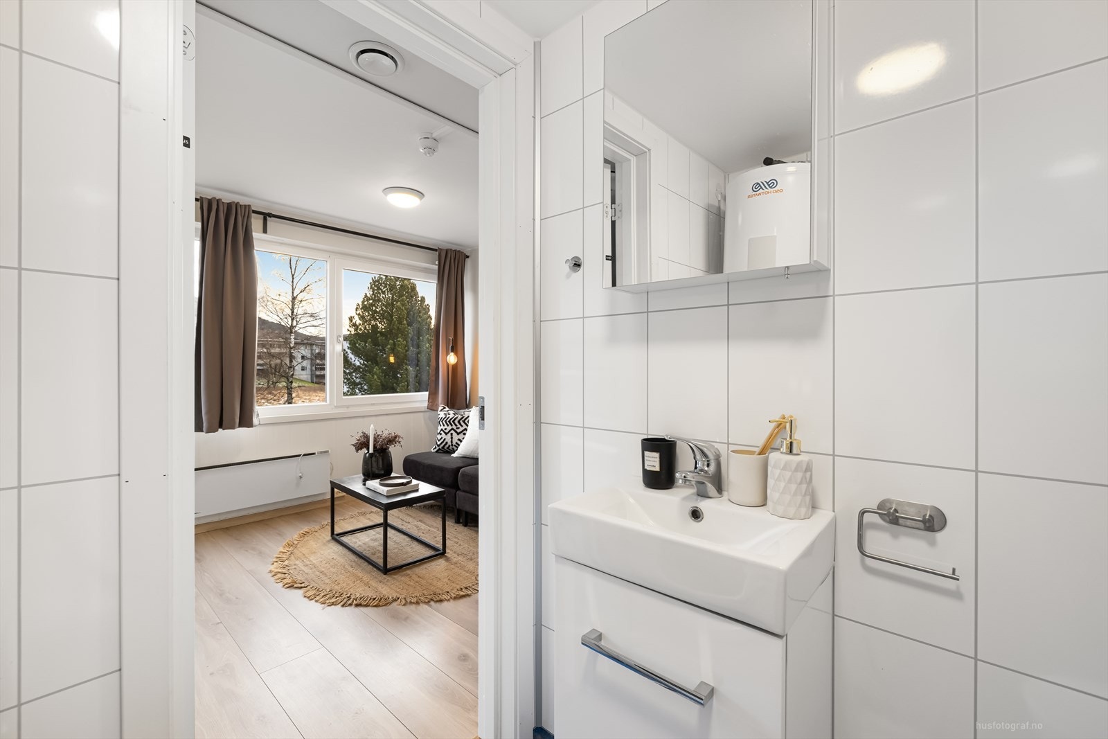 Pent og klassisk bad med servant og speil. Galleribilde