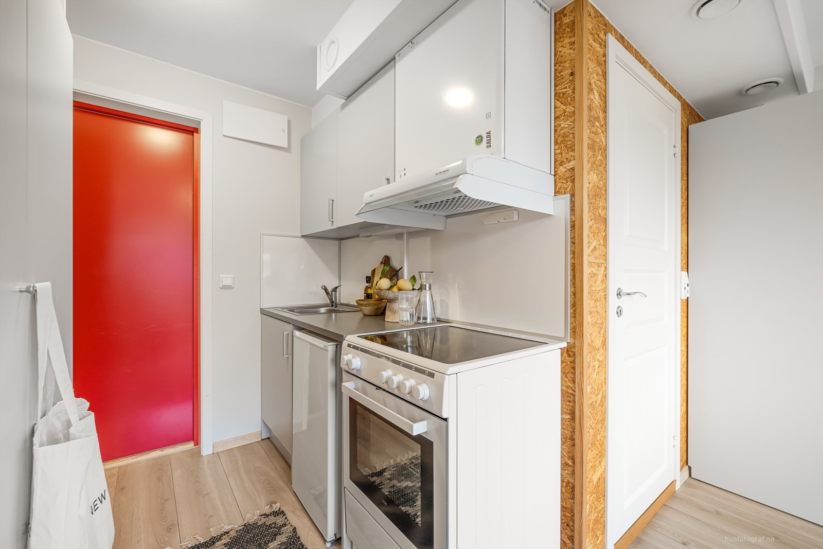 Praktisk kjøkken med hvitevarer. Galleribilde