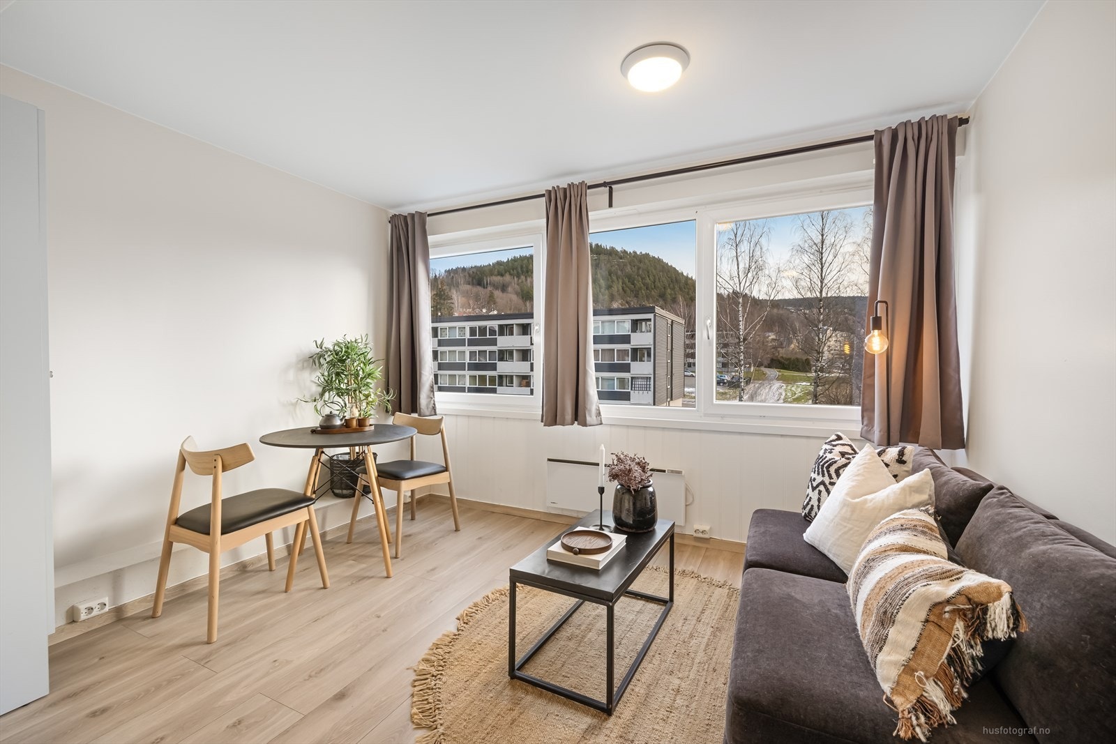 Store vindusflater som gir godt med naturlig lys. Galleribilde