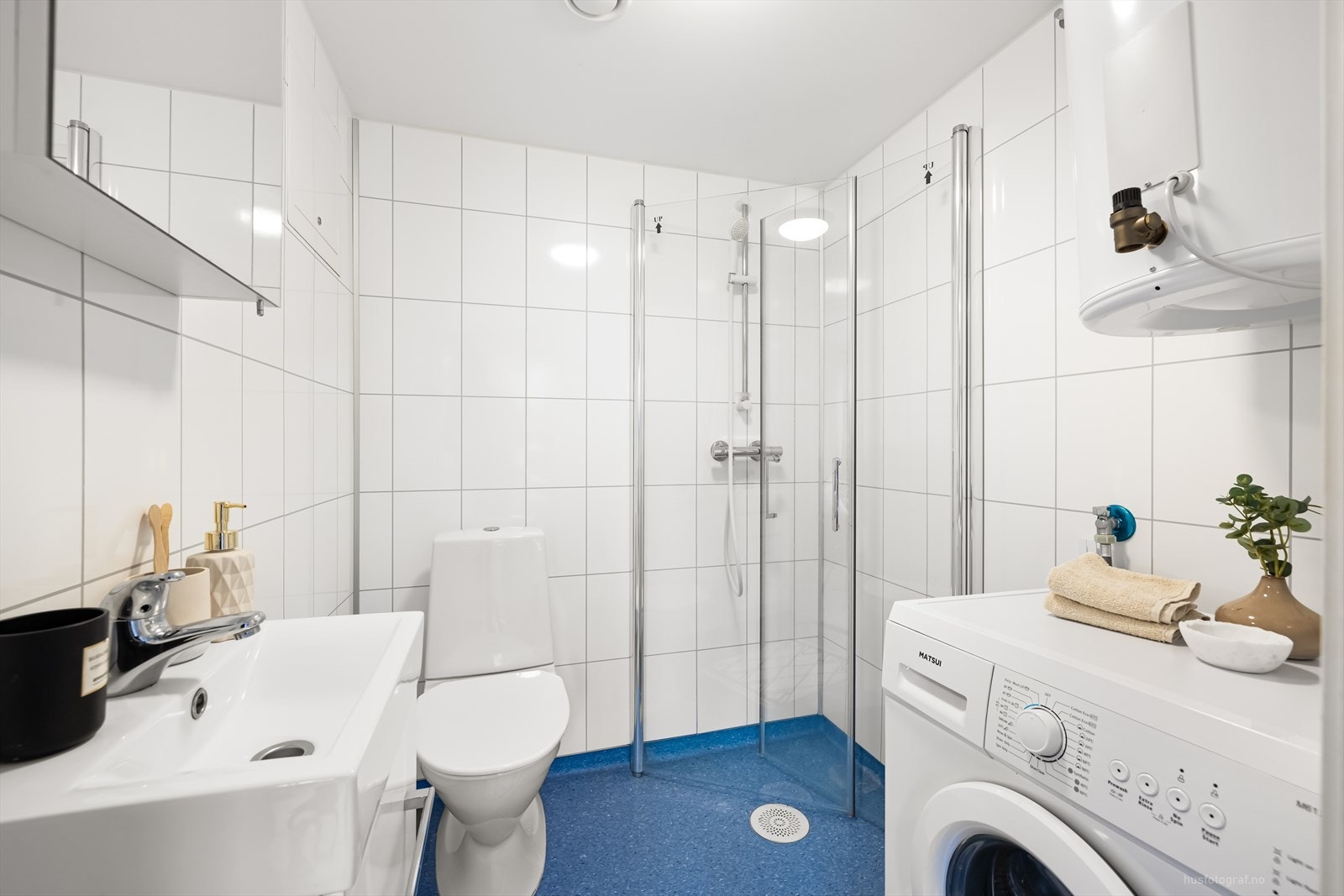 Moderne baderomsinnredning med opplegg for vaskemaskin. Galleribilde