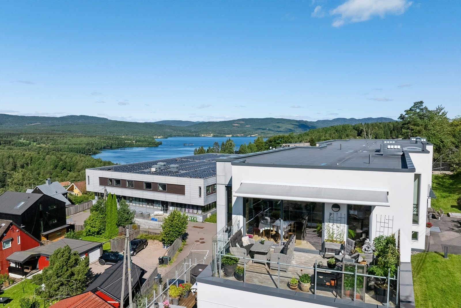 Hovedinngangen er i første etasje mot vest med mulighet for å kjøre helt frem, det er i tillegg opparbeidet gangsti til inngangsparti i 4 etg. mot Myrerskogveien og grøntområde Galleribilde