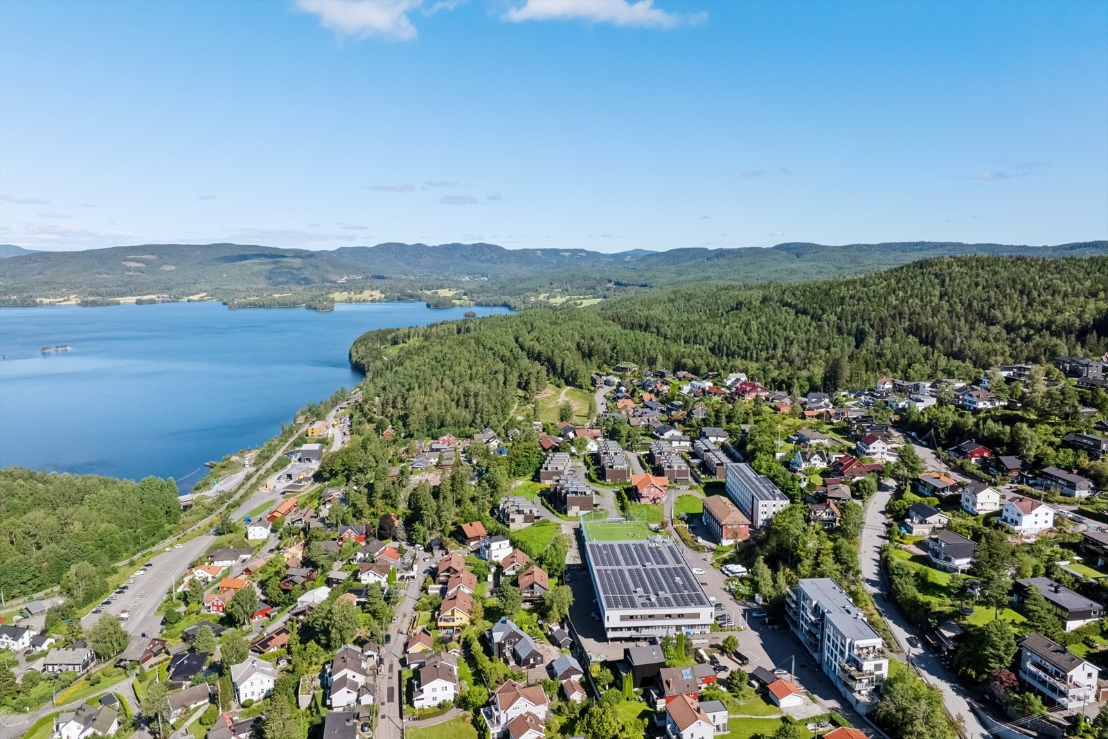 Kjelsås skole, Myrertoppen barnehage og Gulldalen barnehage alle innenfor kort gangavstand - det er også kort vei til Engebråten skole og Handelshøyskolen på BI Galleribilde