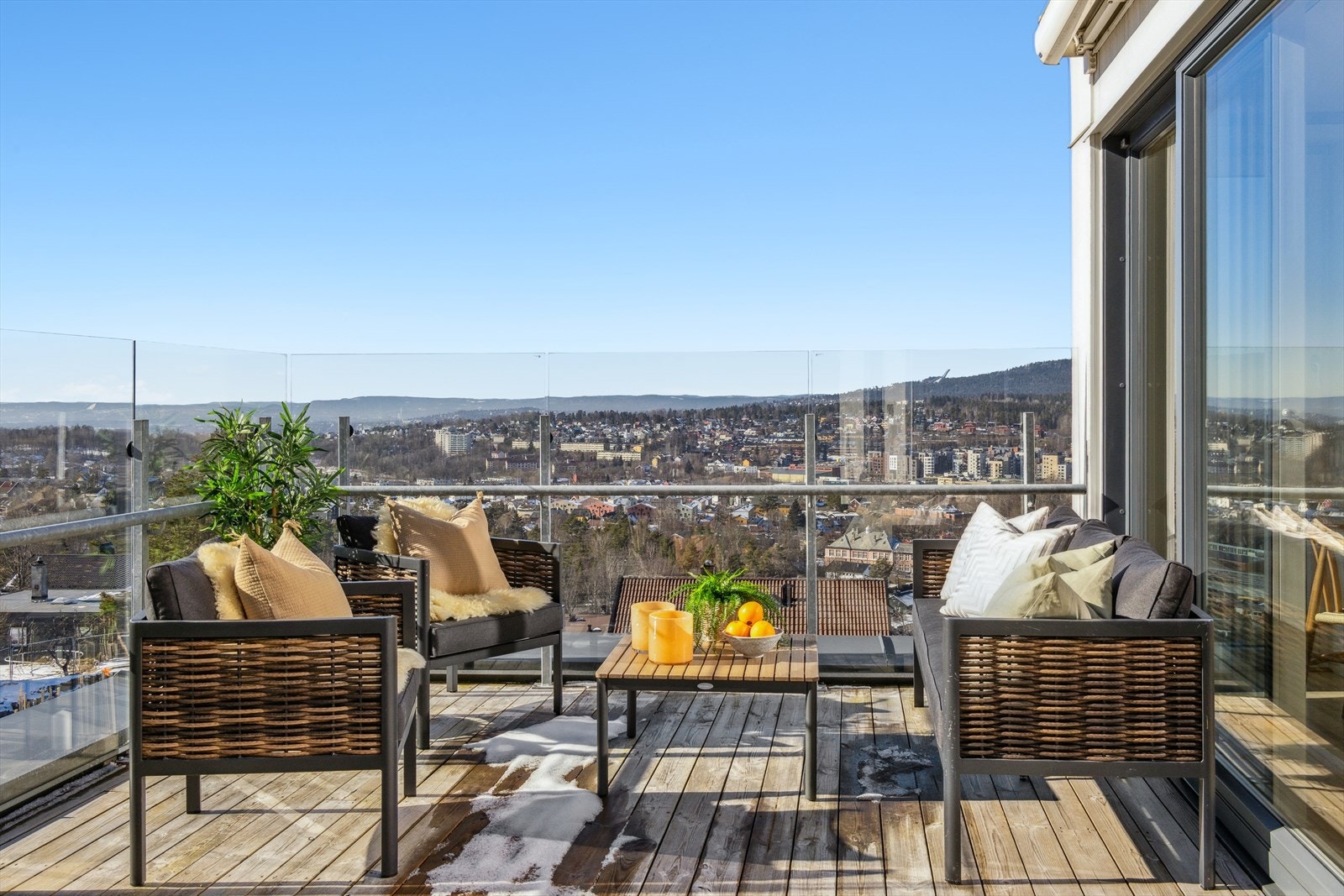 Sydvest-vendt terrasse på 21m² med de beste solforhold fra tidlig til sent, her har du en fin oversikt over byen fra høyden samt Holmenkollbakken mot vest Galleribilde