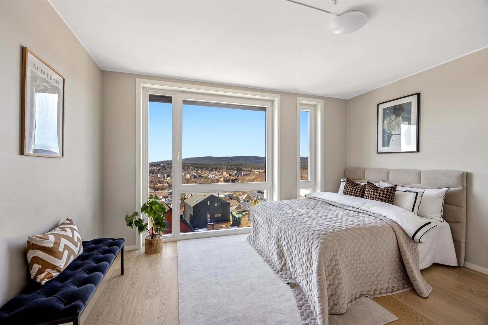 Stort hovedsoverom med skyvedørsgarderobe fra gulv til tak langs den andre veggen Galleribilde