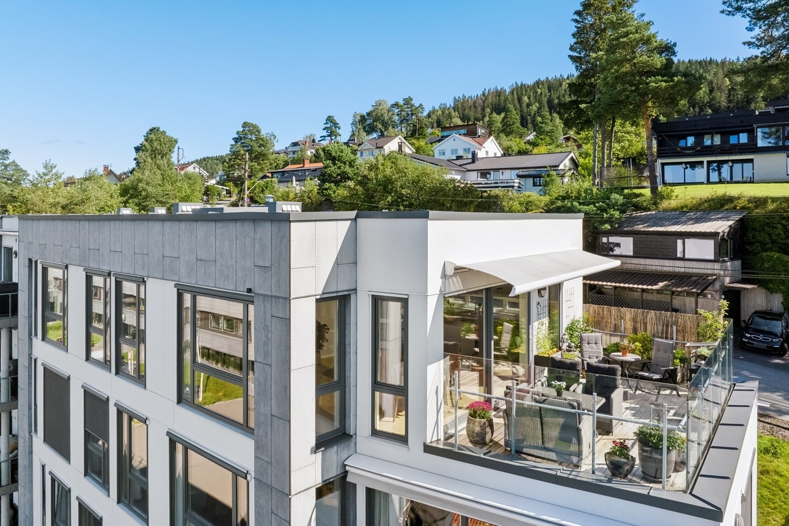 Endeleilighet med flott utsikt fra alle oppholdsrom Galleribilde