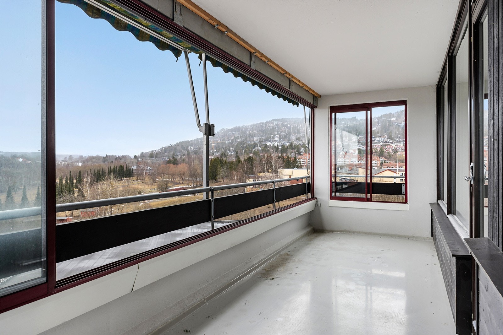 Stor balkong med skyveglass Galleribilde