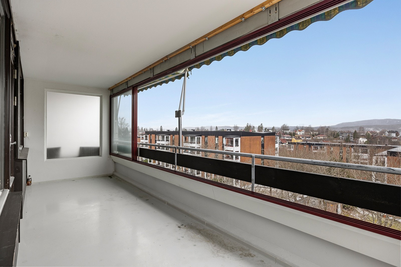Stor balkong med skyveglass Galleribilde