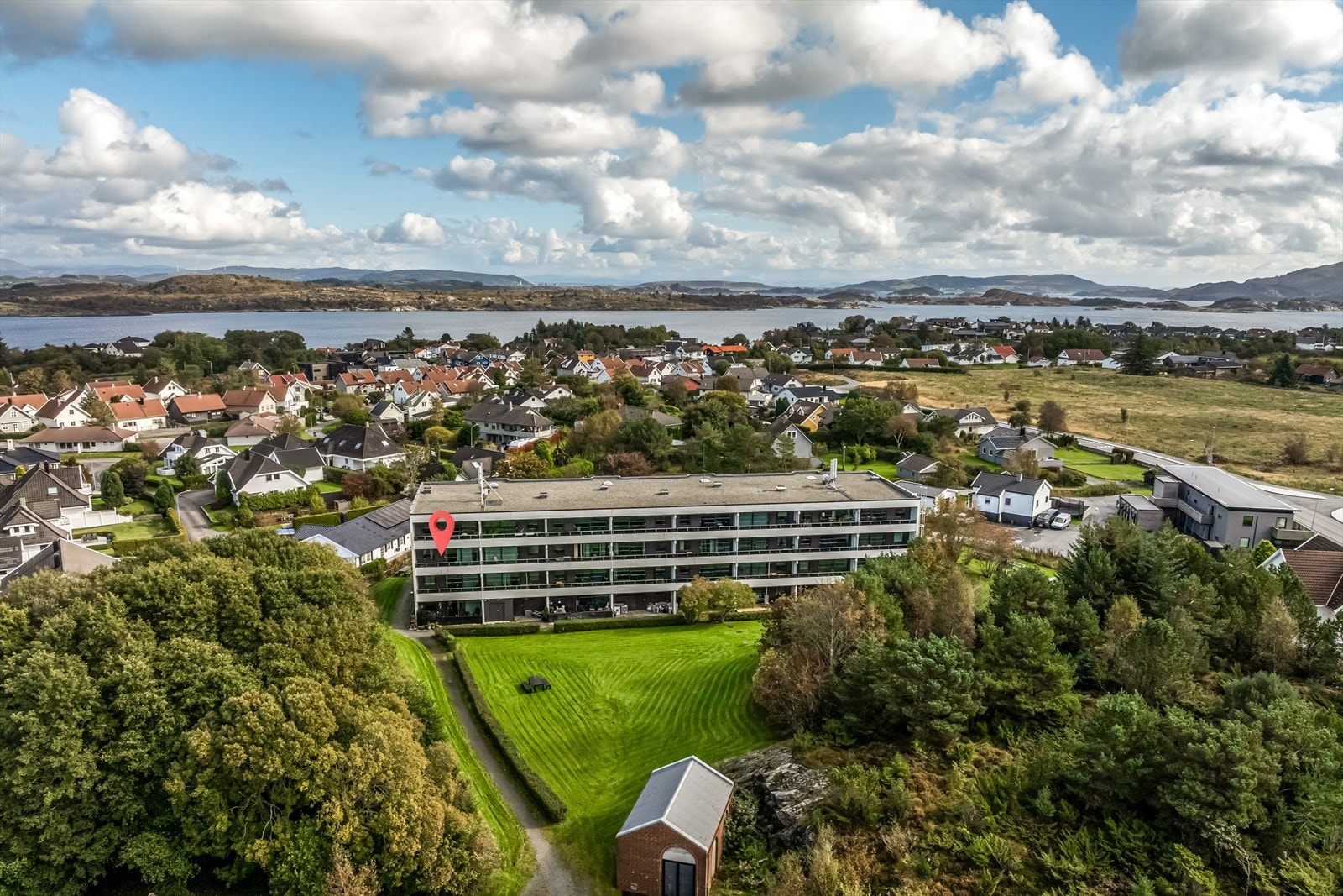 EiendomsMegler 1 v/Morten Karlsen presenterer Guletjødnvegen 91! Leilighet i 3. etg. på ende, sentral beliggenhet! Galleribilde