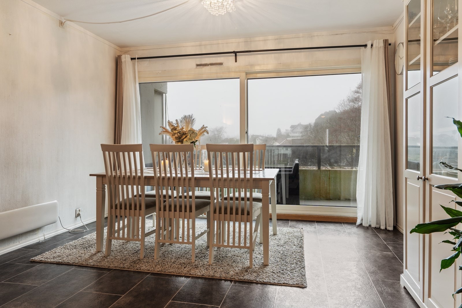 Utgang til balkong fra stuen Galleribilde