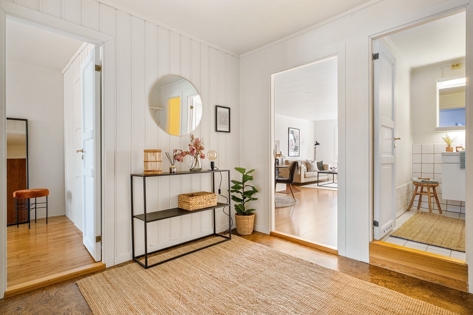 Lys og innbydende entré som gir et godt førsteinntrykk av leiligheten. Galleribilde