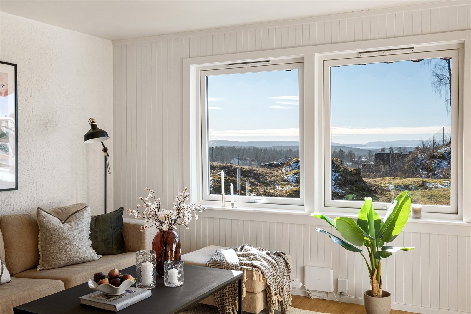 Fra stuen er det nydelig utsikt mot Oslofjorden. Galleribilde