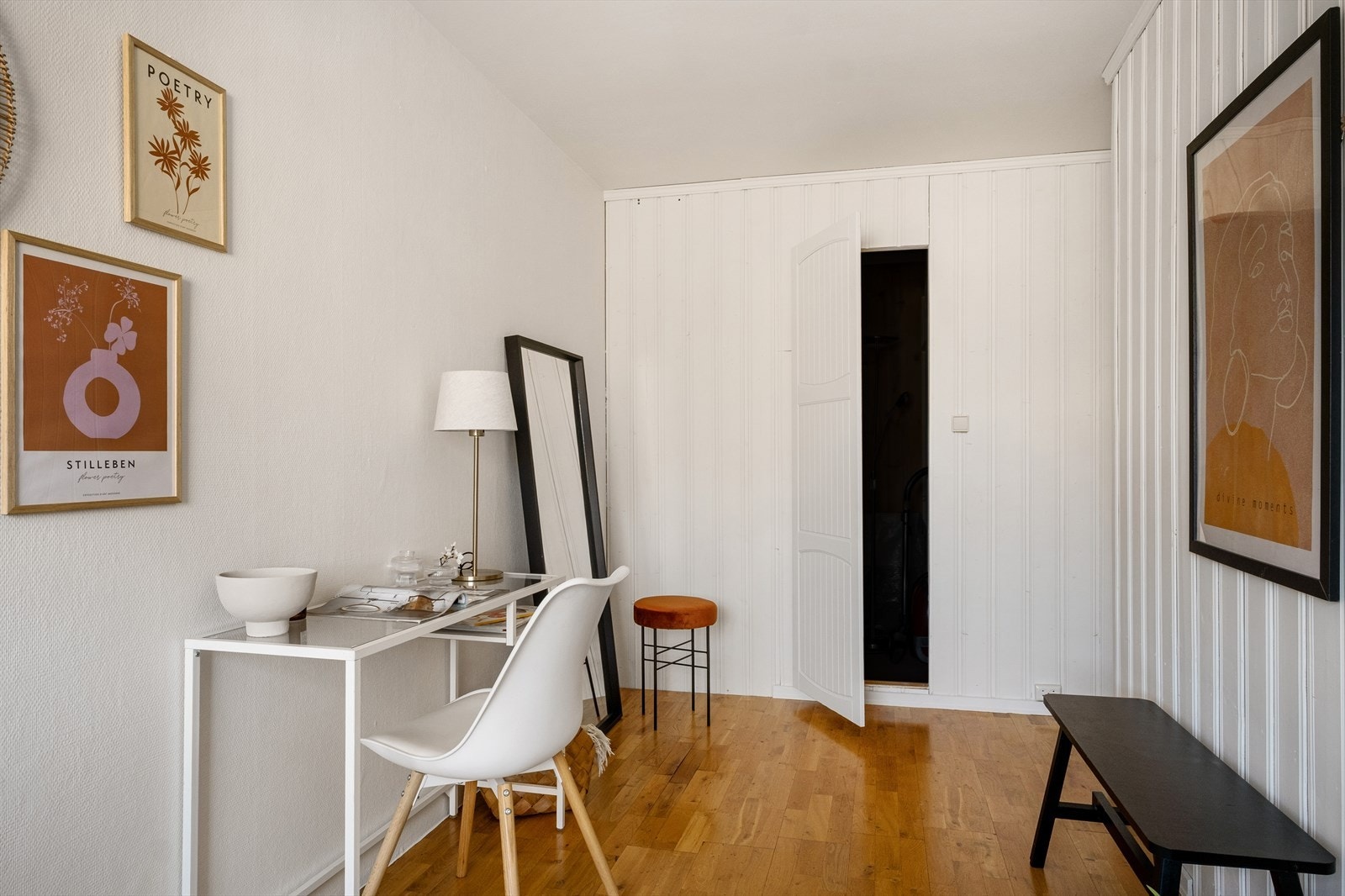 Soverom med praktisk walk-in-closet. Galleribilde