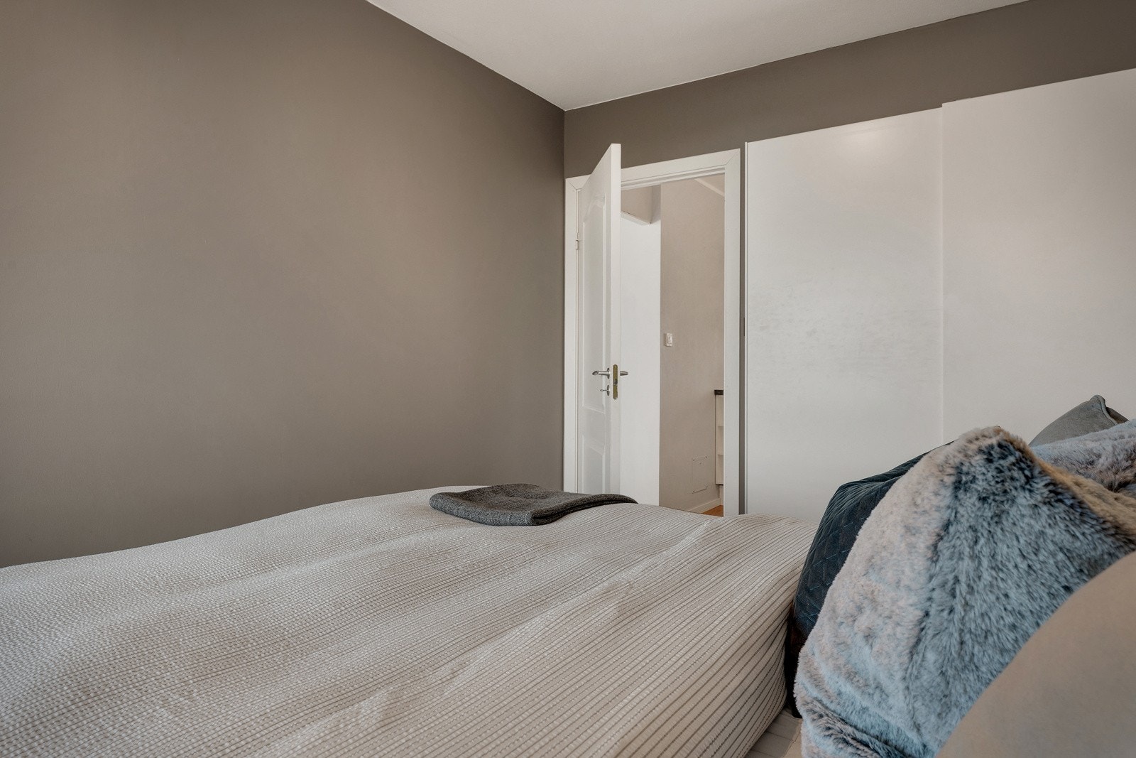 Soverom har en god skyvedørsgarderobe Galleribilde