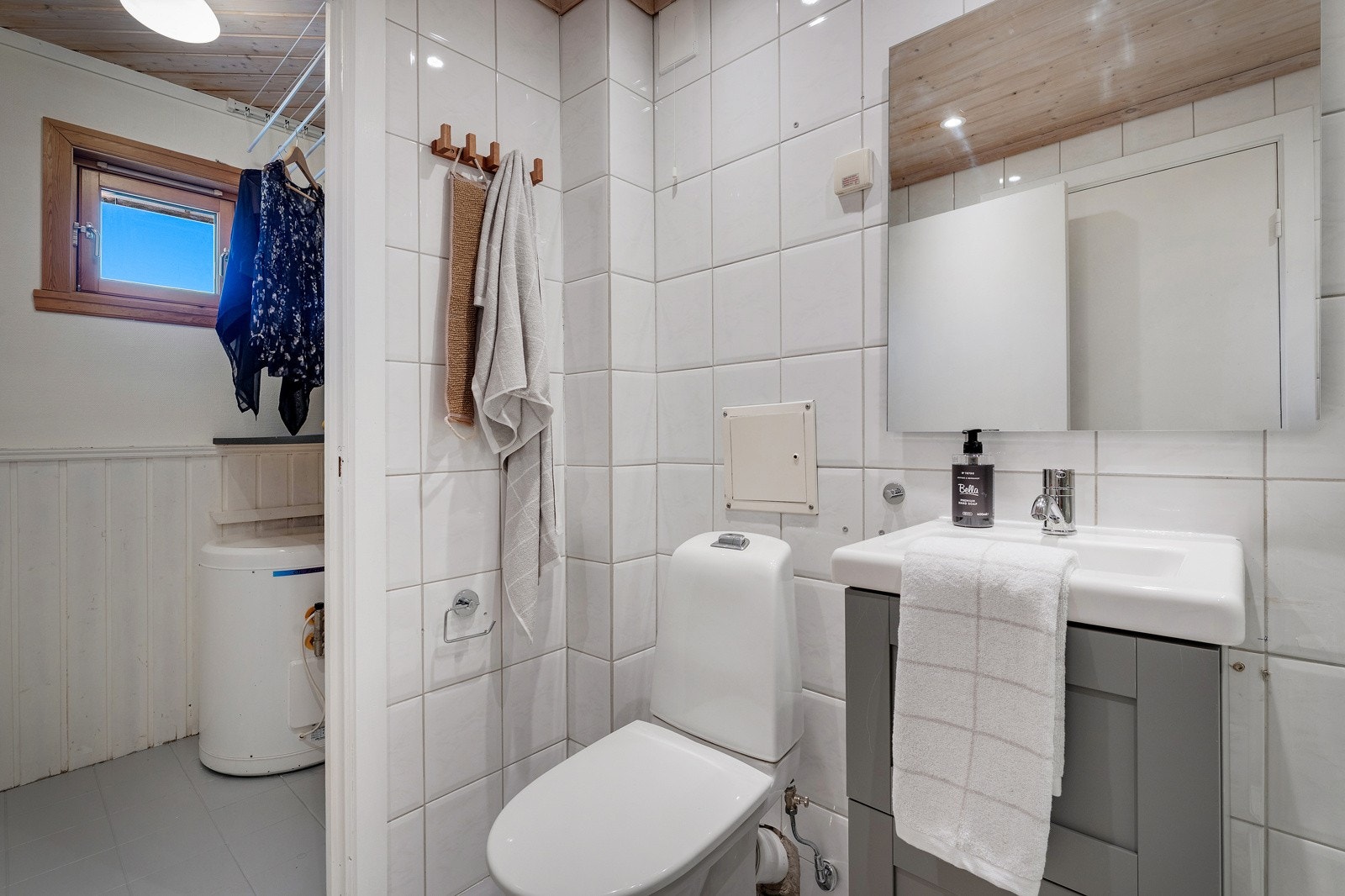Eget avlukke for vaskemaskin til venstre for toalett Galleribilde