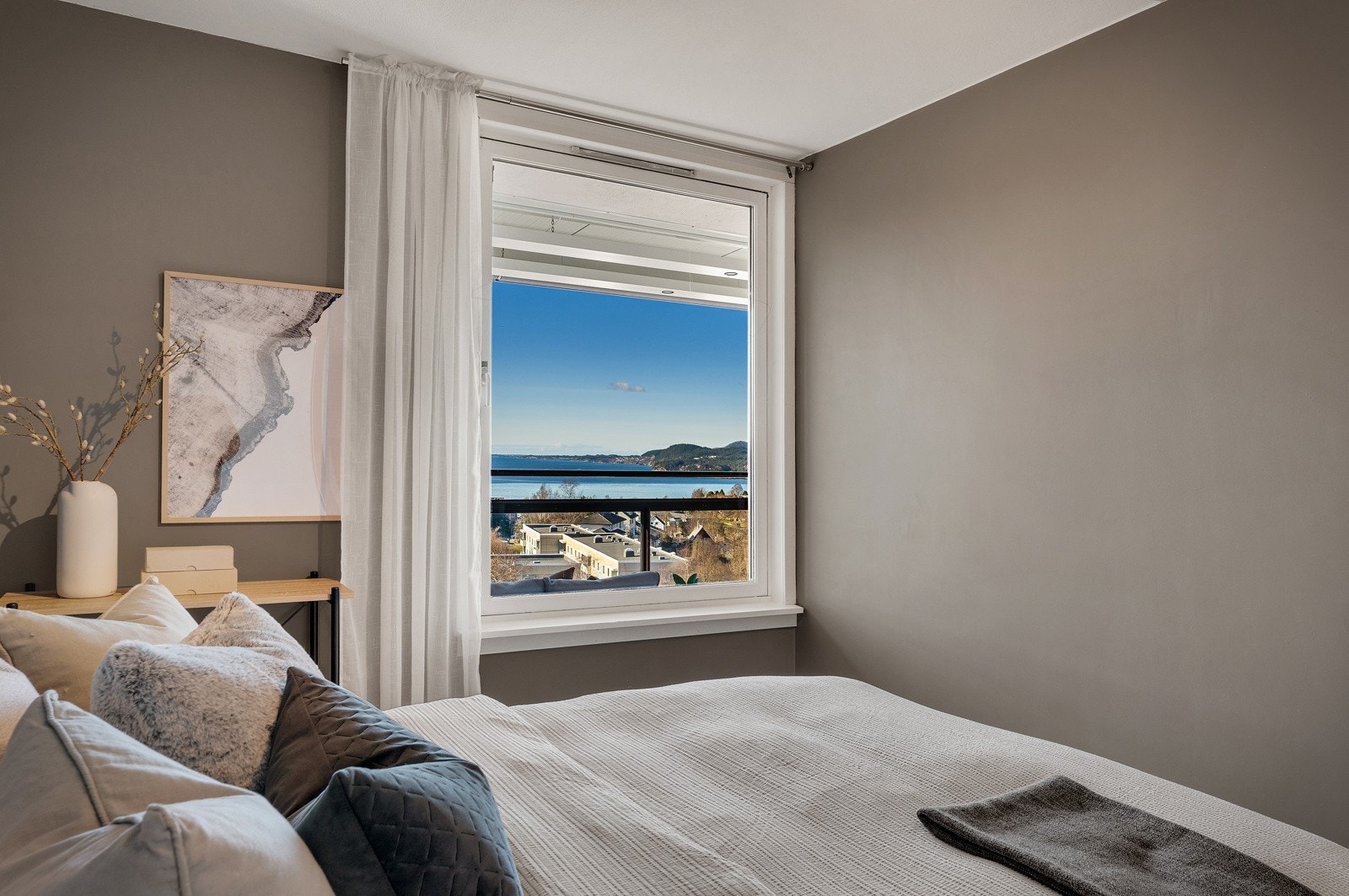 Soverommet har og en fantastisk utsikt utover Herdlafjorden Galleribilde
