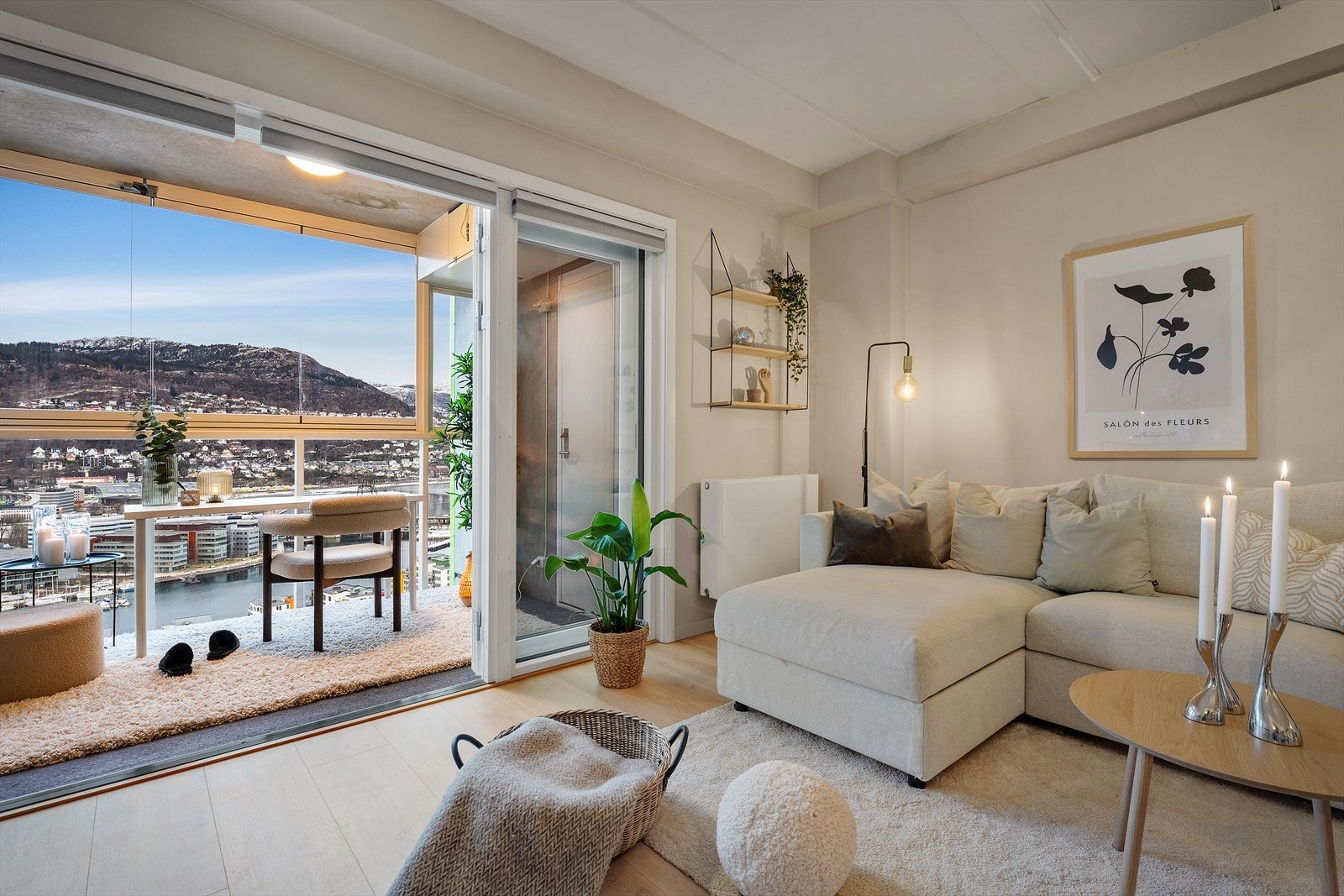 - Stue/kjøkken er på romslige 25,1 m² - Galleribilde