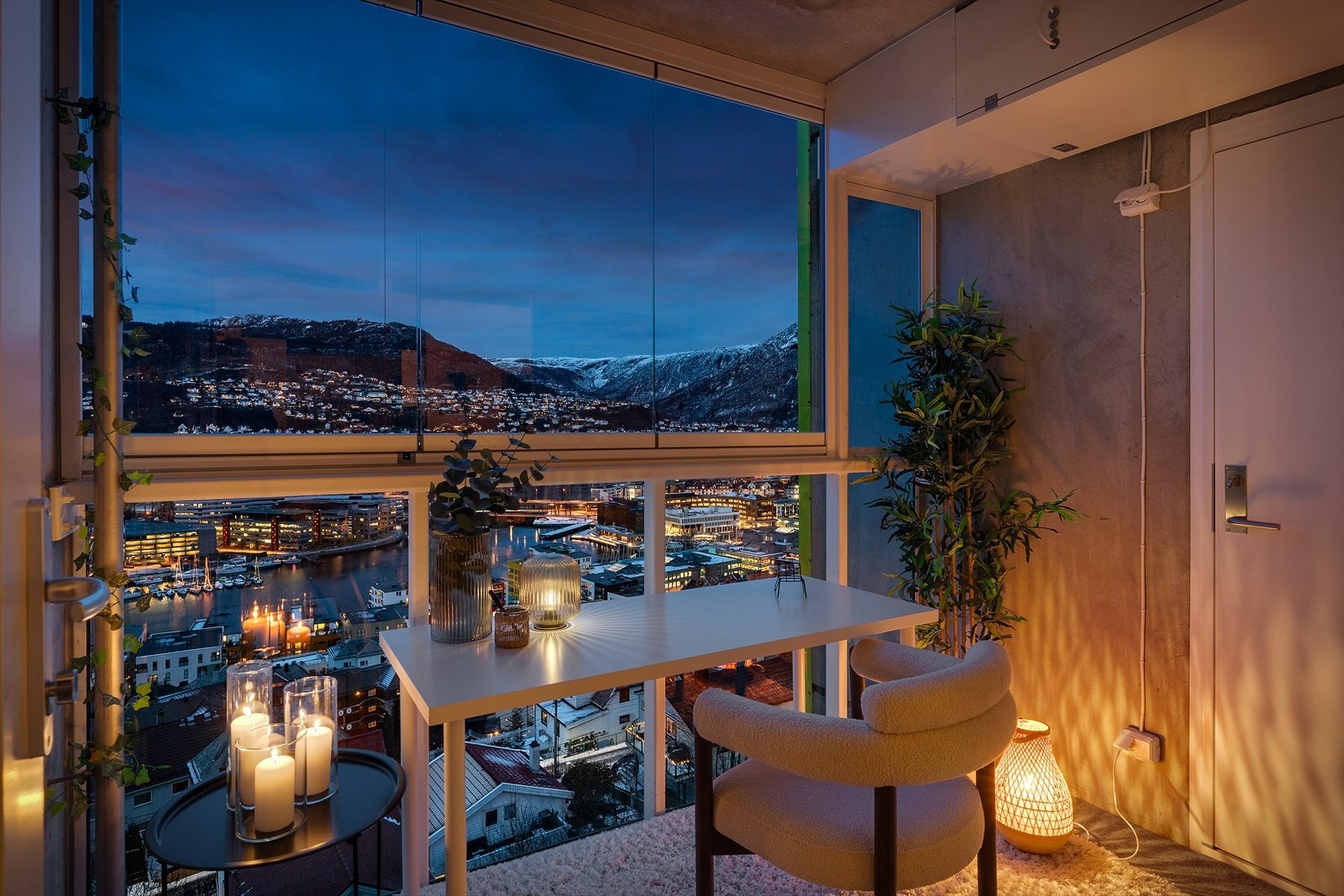 - Den innglassede altanen måler 5,4 m² - Galleribilde