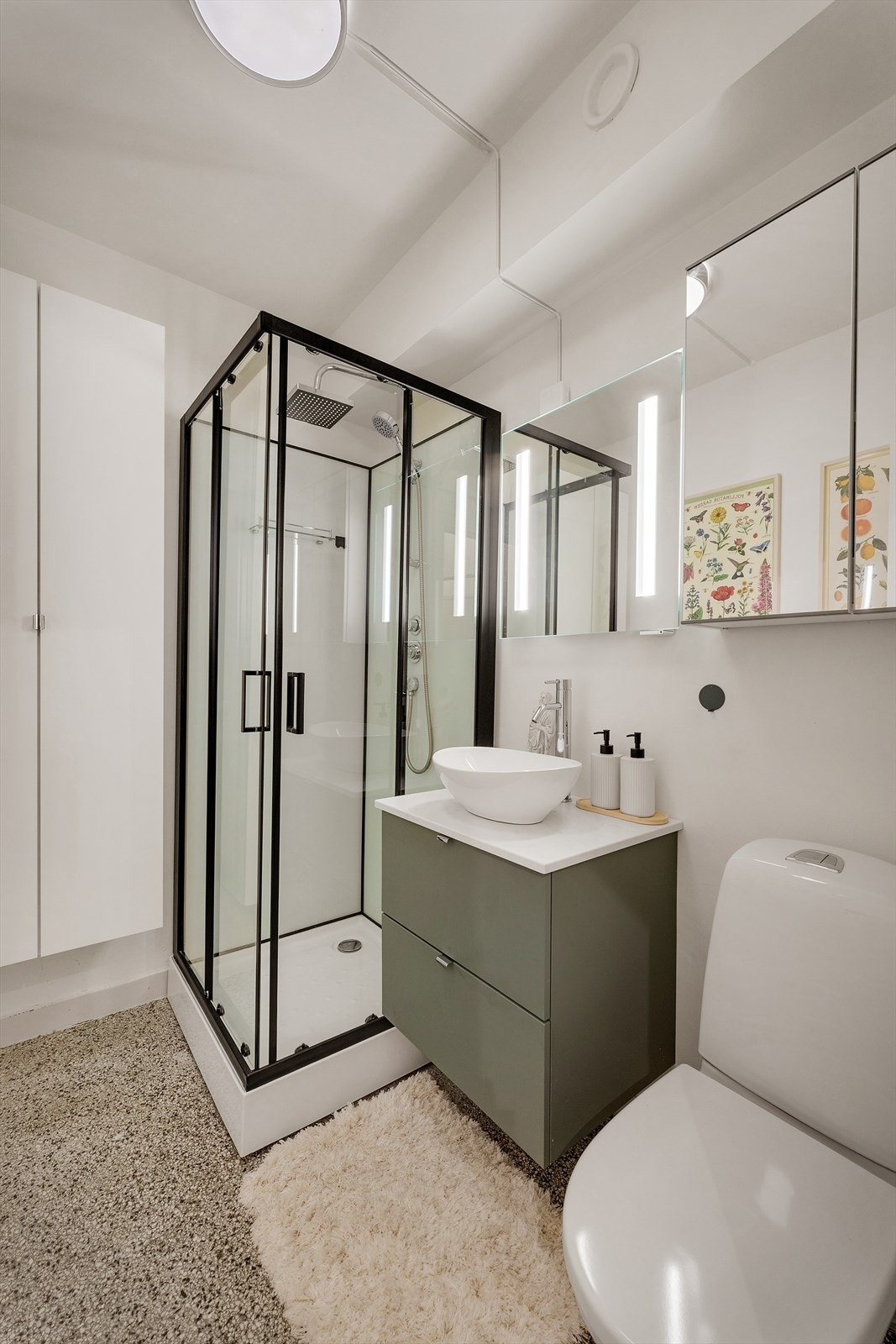 - Veggmontert høyskap og speilskap er nytt fra 2024 - Galleribilde