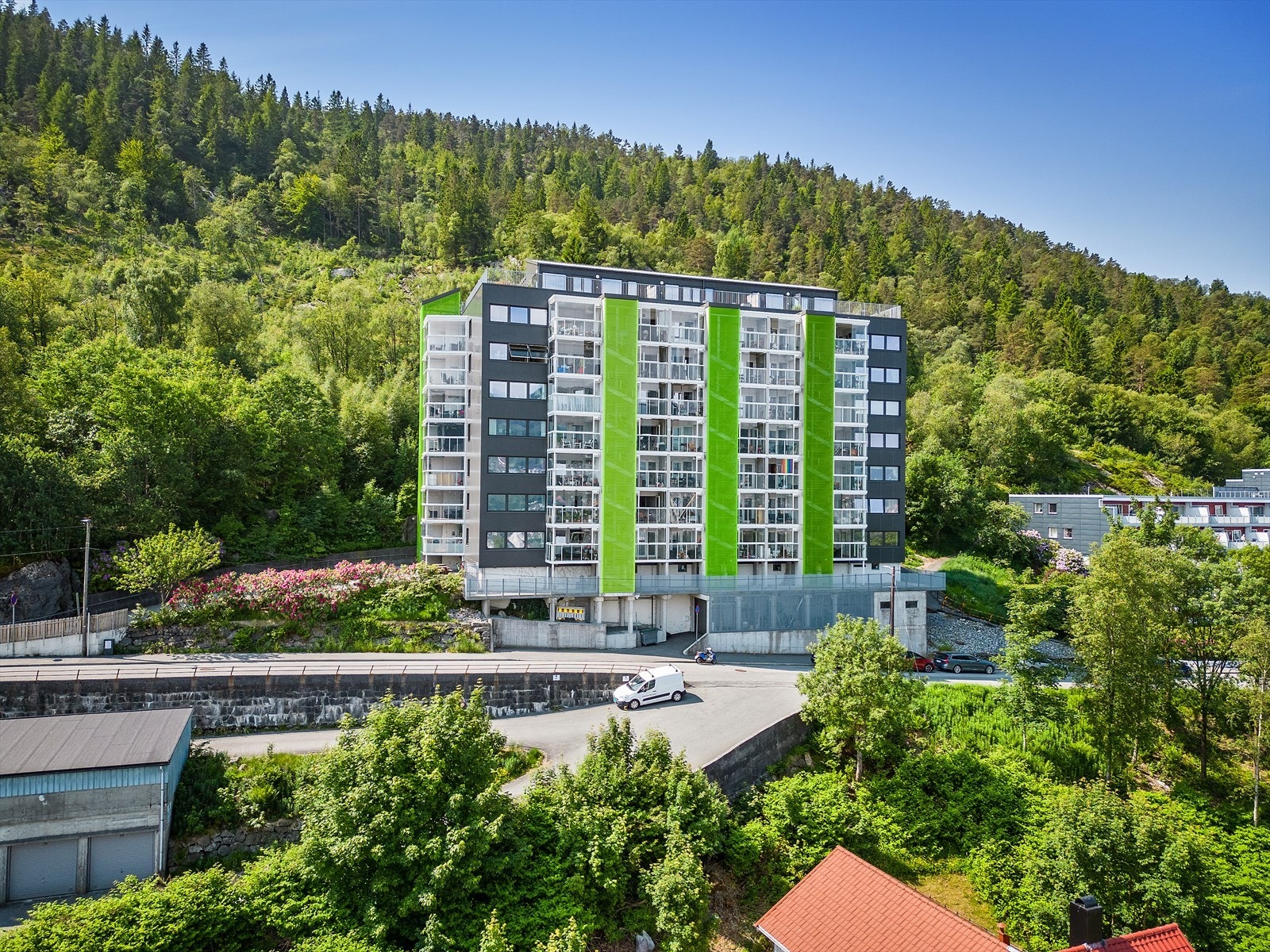 - Leiligheten hører til Solheimslien Borettslag som består av åtte boligblokker med til sammen 320 leiligheter - Galleribilde