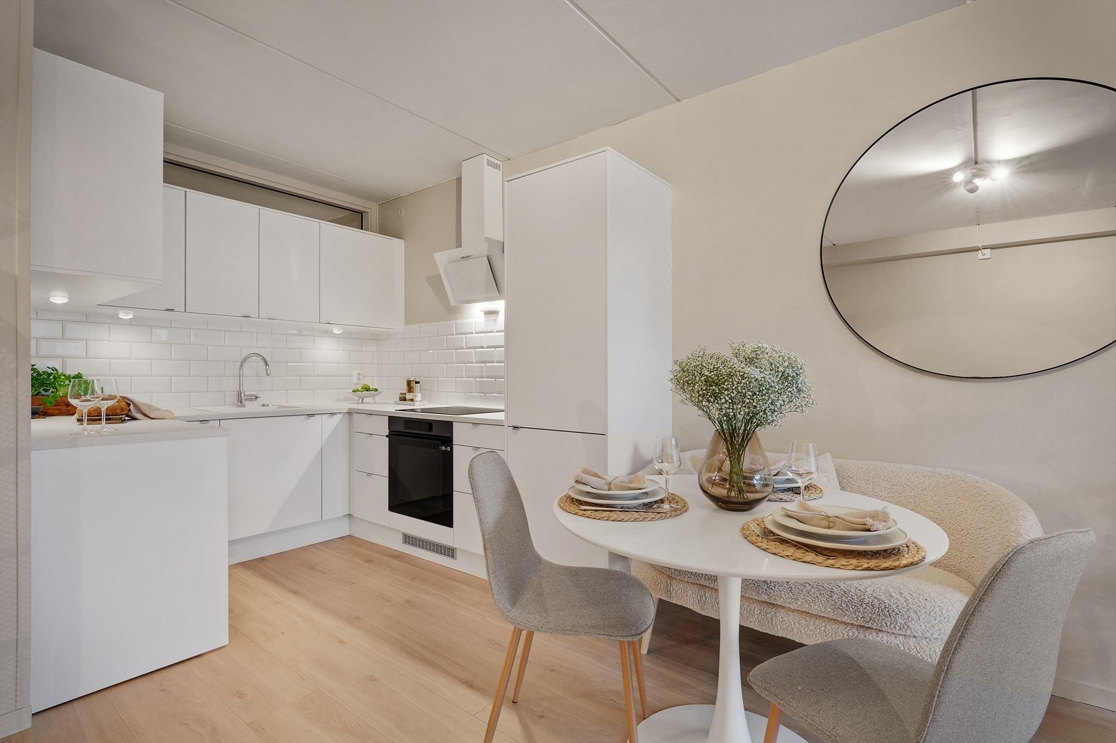 - Kjøkkeninnredningen har slette fronter og benkeplate av laminat - Galleribilde