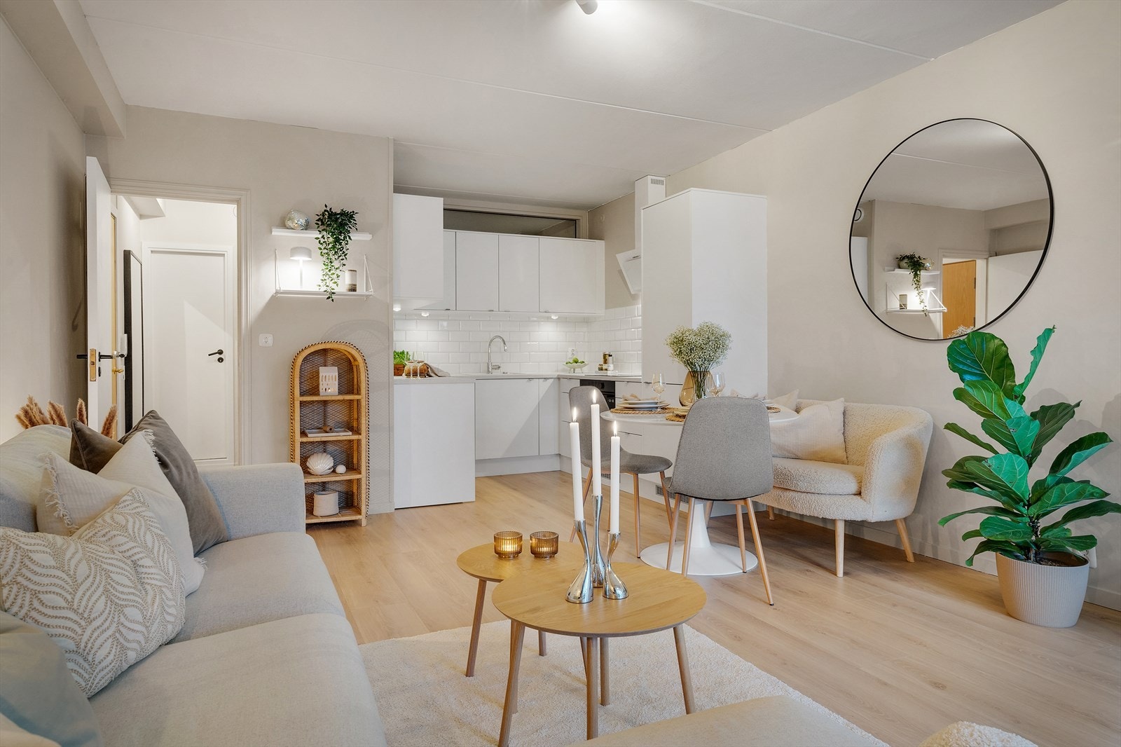 - Åpen løsning mellom stue og kjøkken gjør det lett å kombinere matlaging og sosialt samvær - Galleribilde