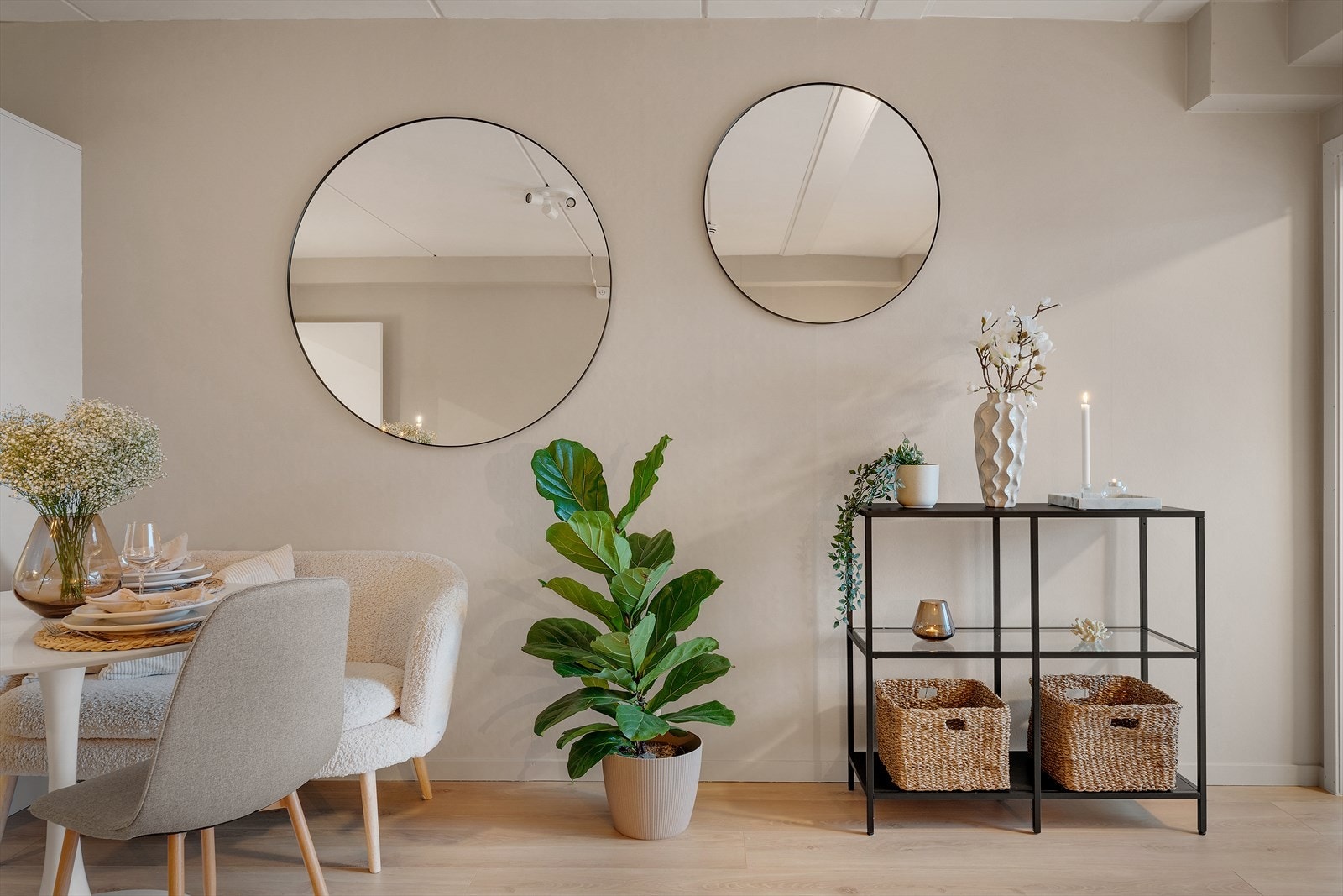 - Felleskostnadene ligger i dag på kr. 6 302,- per måned og har mye inkludert, blant annet sentralvarme, varmtvann og grunnpakke TV/internett - Galleribilde