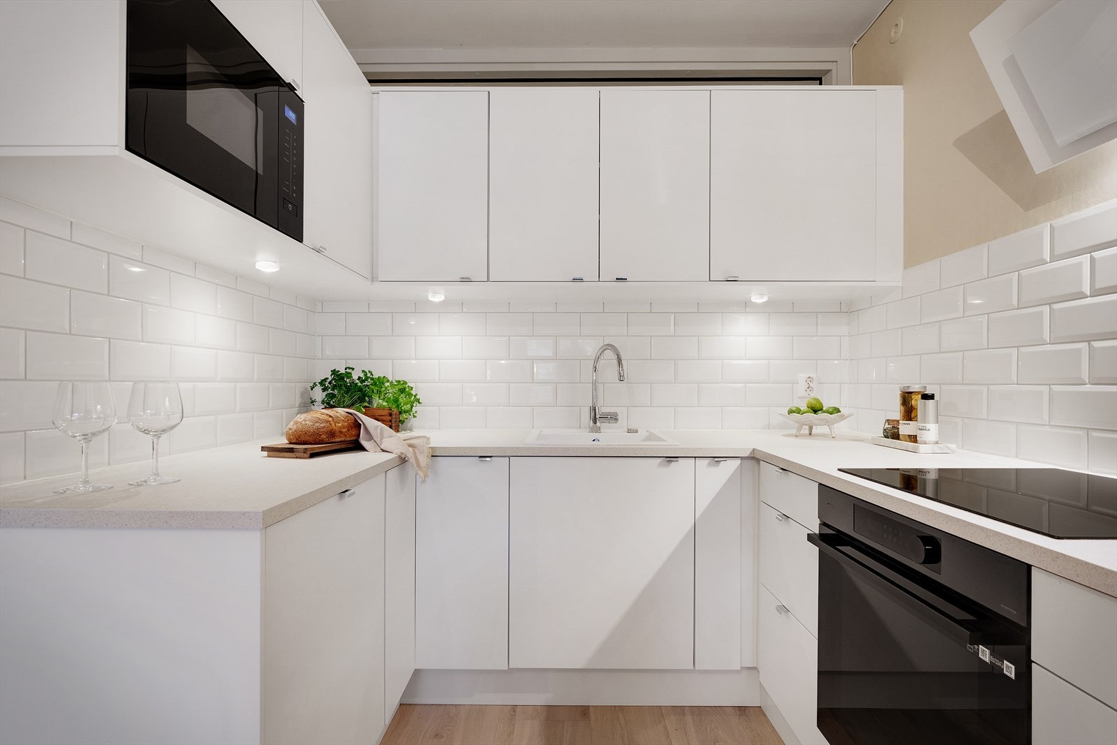 - Merk fliser bak benkeplaten. Et vedlikeholdsvennlig valg! - Galleribilde