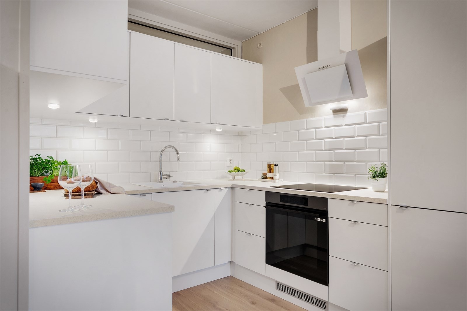 - Det er integrert induksjon platetopp, stekeovn, mikrobølgeovn, oppvaskmaskin og frys/kjøleskap - Galleribilde