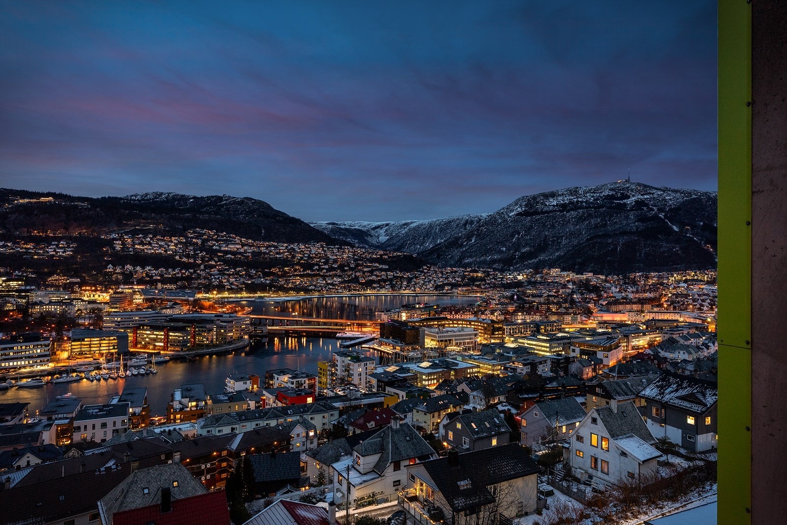 - Fantastisk utsikt over sjø og fjell - Galleribilde