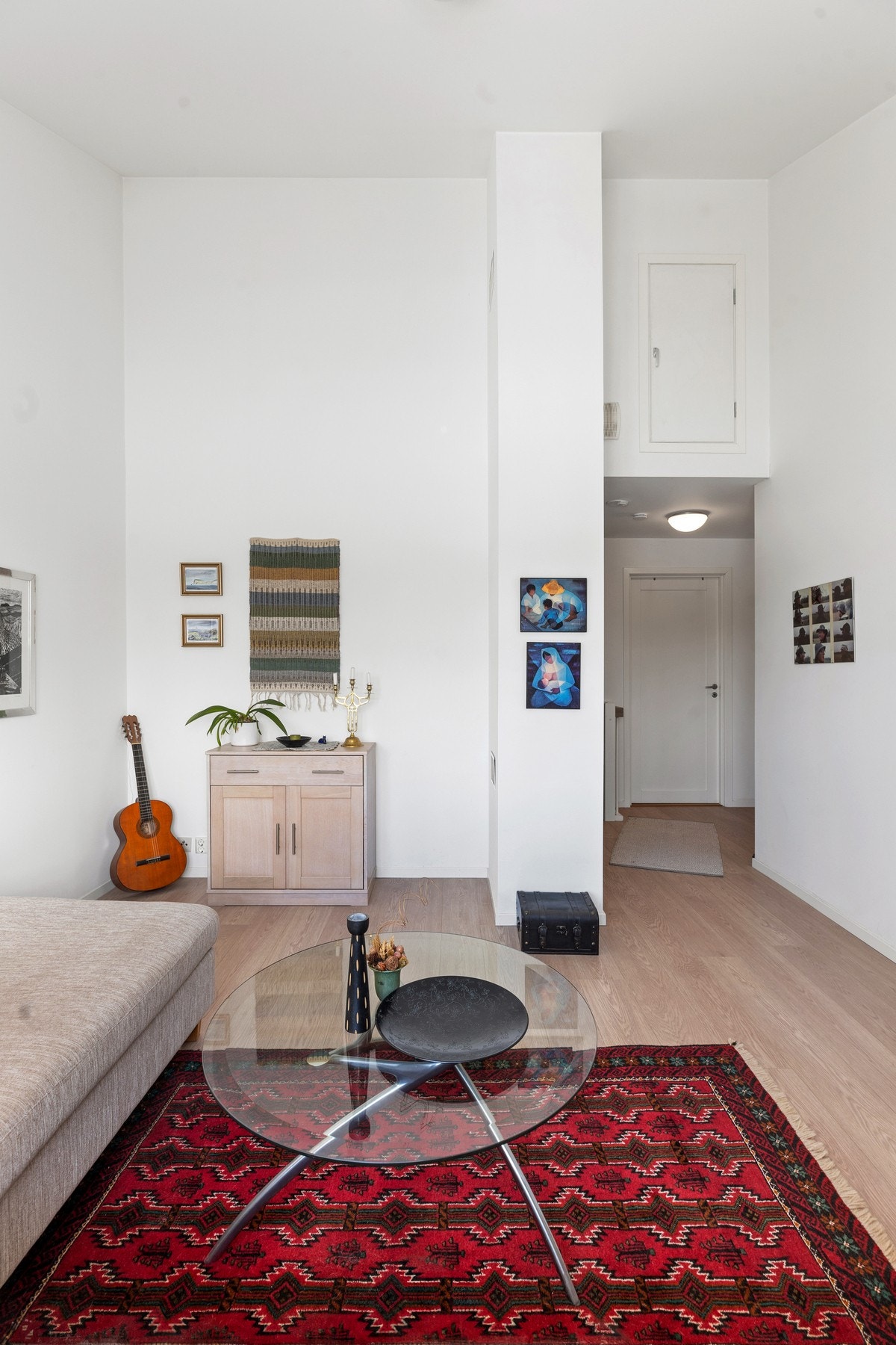 I 2.etasje finnes en tv-stue. Den gode takhøyden gjør at rommet virker større. Galleribilde