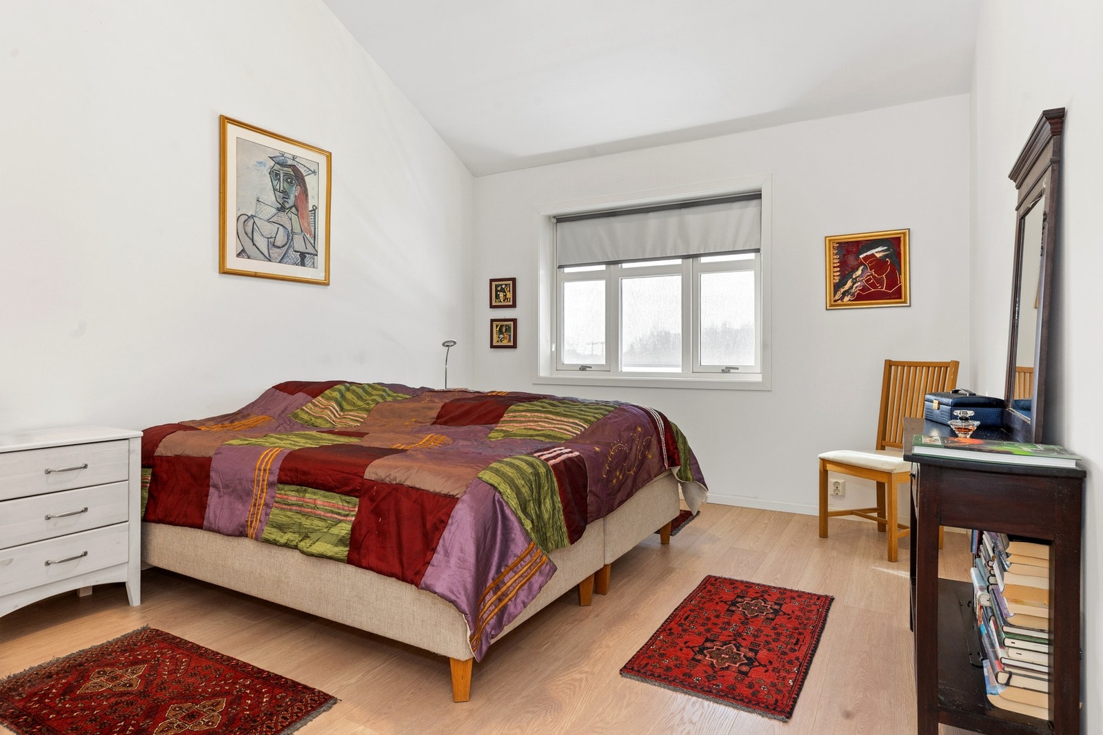 Boligen har i dag tre romslige soverom, begge med plass til dobbeltseng og garderobeløsninger. Galleribilde