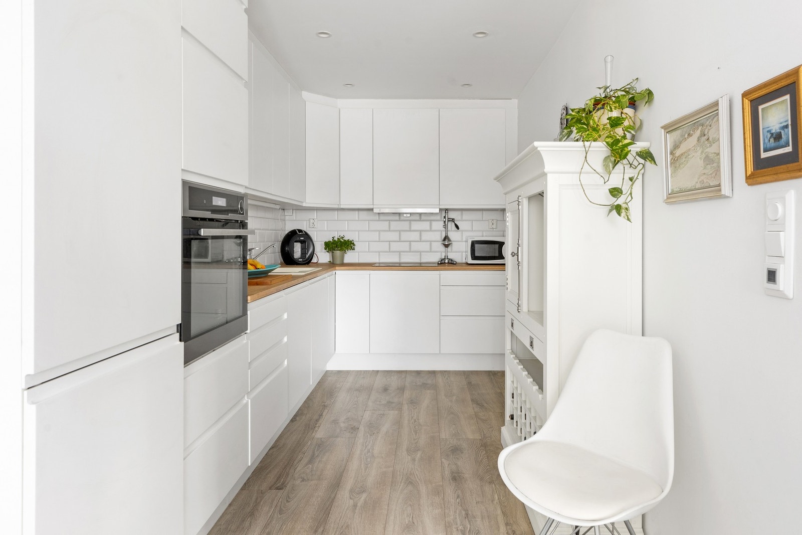 Det stilrene kjøkkenet er praktisk og funksjonelt, med gode arbeidsflater og høyde på overskapene for optimal plassutnyttelse. Galleribilde