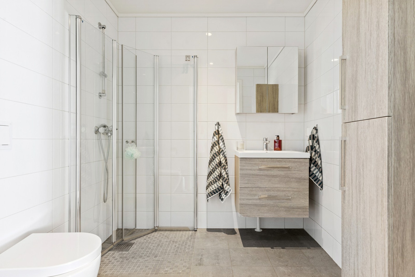 Boligen har to flotte bad, ett i hver etasje. Galleribilde