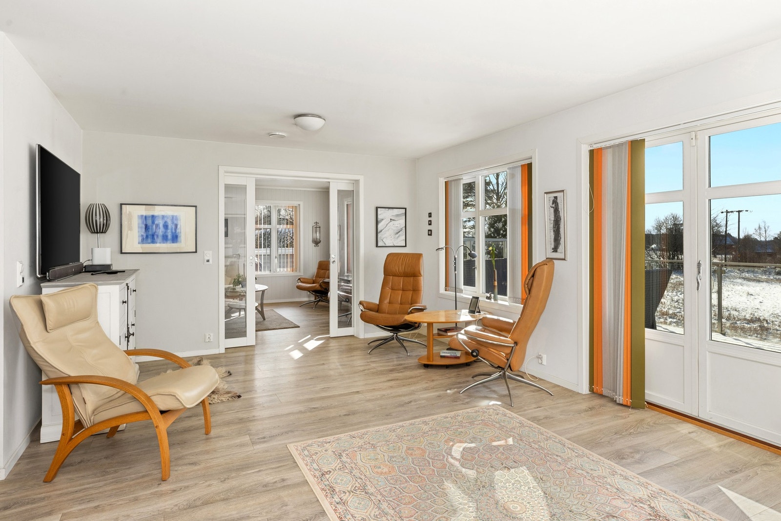 Fra stuen er det utgang til den store terrassen terrasse på 28 m² - og videre til hagen. Galleribilde