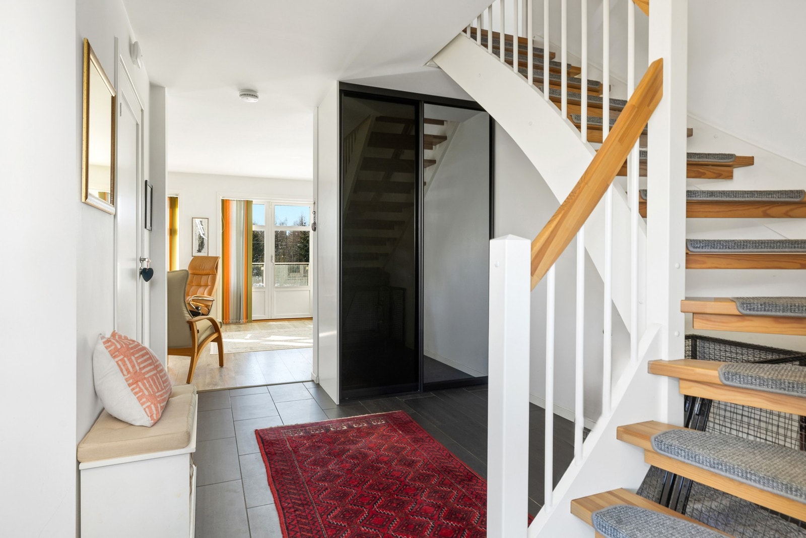 Når du entrer boligen, blir du møtt av en romslig og lys hall som gir et varmt førsteinntrykk. Galleribilde