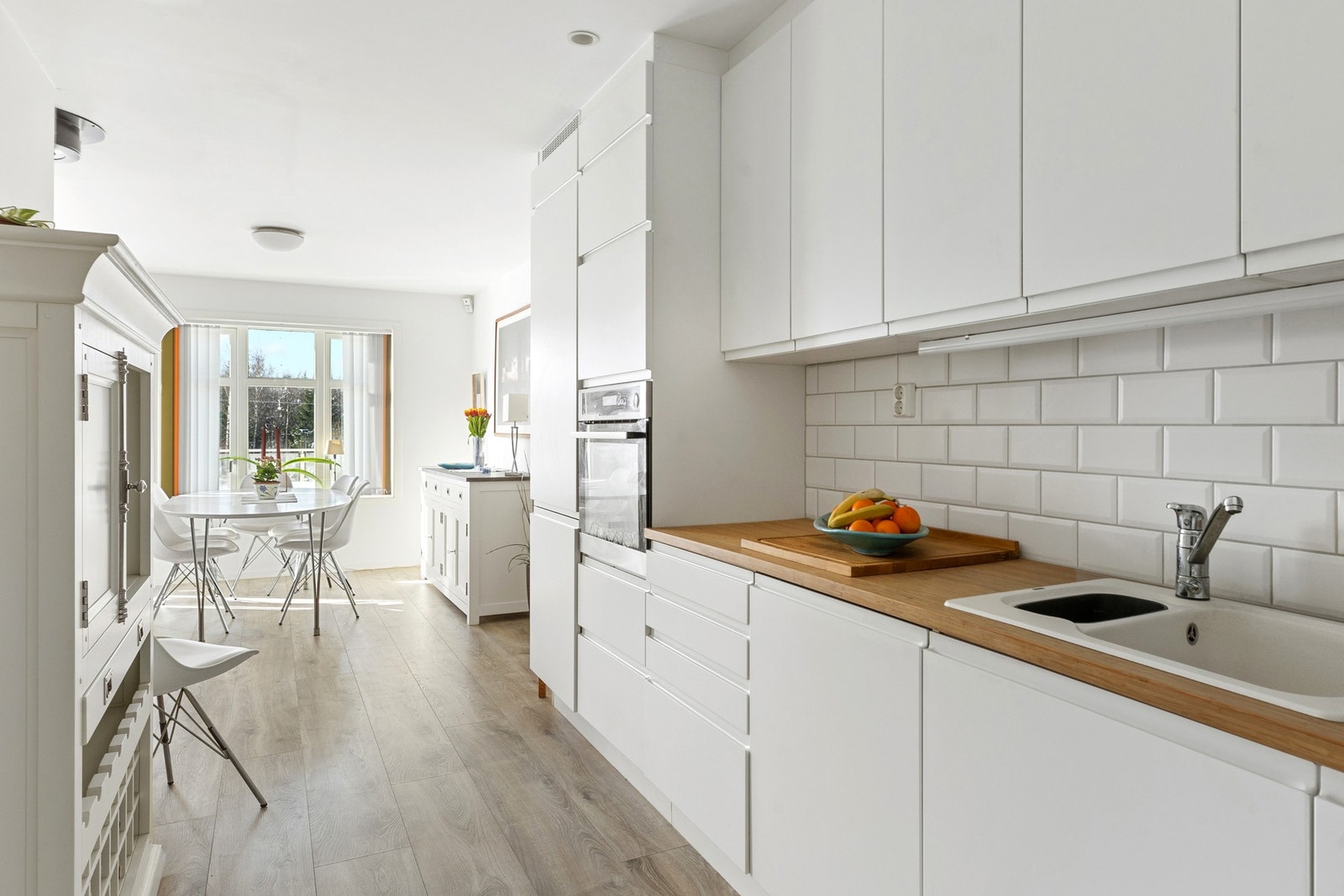 Her finner du integrerte hvitevarer som komfyr, platetopp, kjøleskap/fryseskap og oppvaskmaskin. Galleribilde