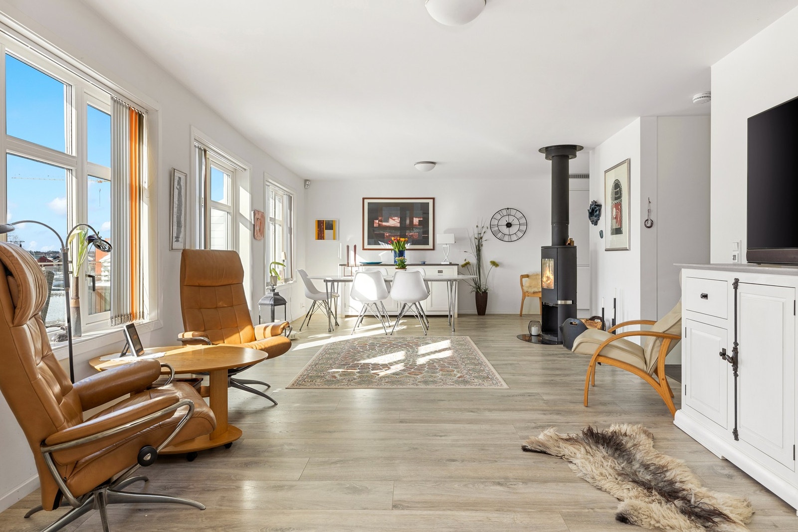 Stuen er lys og svært romslig, med store vindusflater som slipper inn masse naturlig lys. Galleribilde