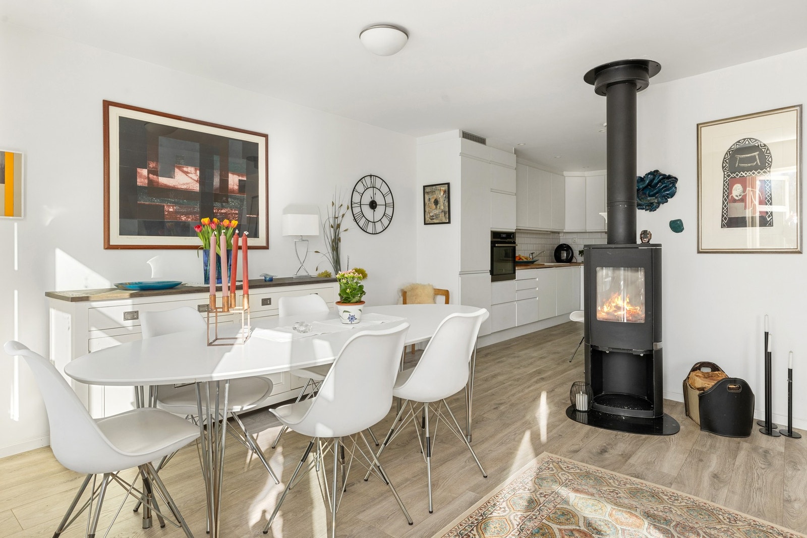 Dette er en bolig med høy trivselsfaktor - her får du en hjemmekoselig atmosfære, kombinert med moderne løsninger og stilrene detaljer. Galleribilde