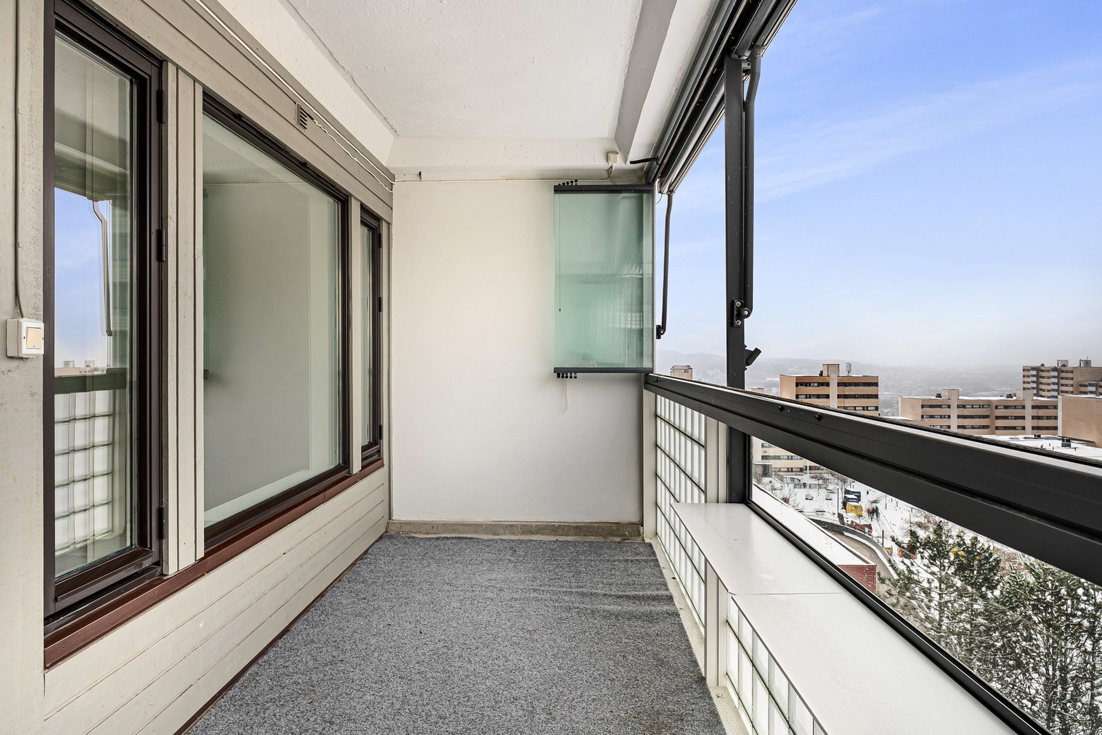 Med komfortable møbler, som puter og lamper eller levende lys kan du gjøre balkongen til en favorittplass for både deg selv og gjestene dine. Det skaper en hyggelig atmosfære på kveldstid. Galleribilde