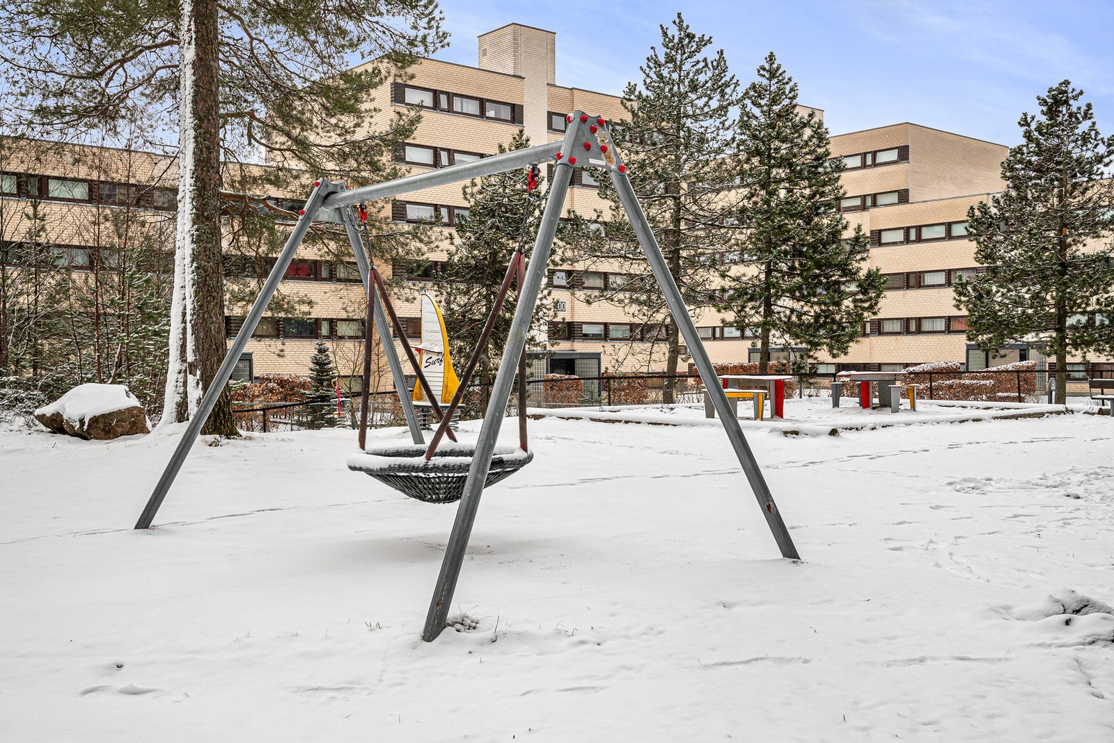 Barnevennlig område med lekeplass for de små. Galleribilde