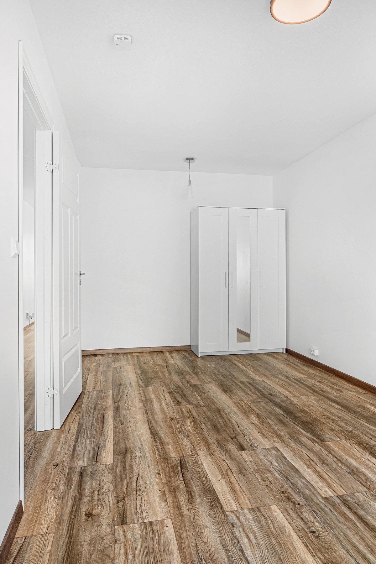Overflater består av laminatgulv og malte vegger i nyere tid. Galleribilde