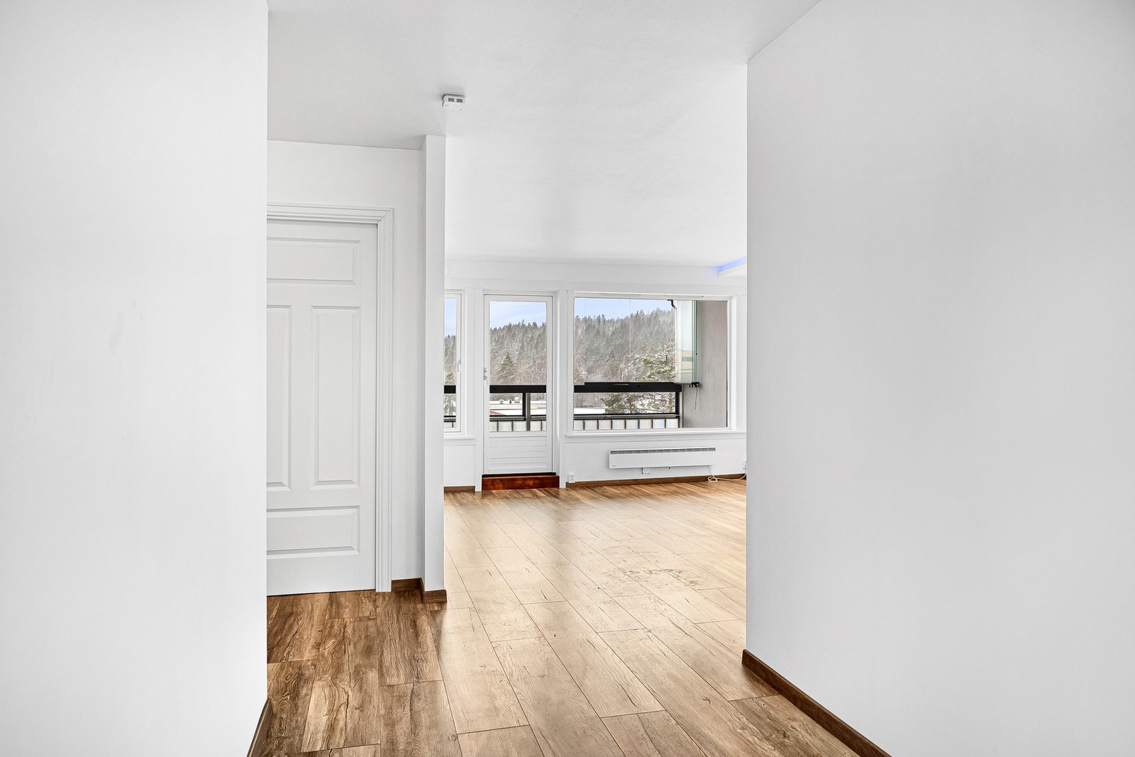 Velkommen inn! Her er det god plass til å montere garderobeløsning og det er installert callinganlegg, slik at du enkelt kan slippe dine gjester inn. Galleribilde