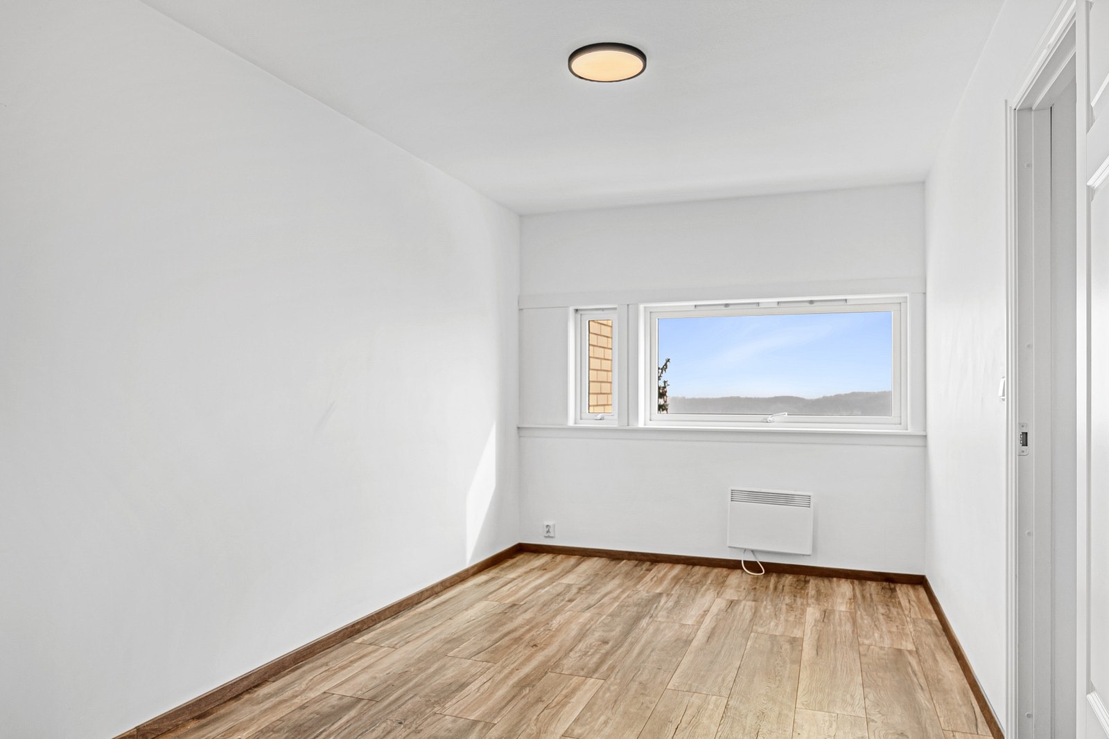 Hovedsoverommet har god plass for dobbeltseng, nattbord og garderobeskap. Galleribilde