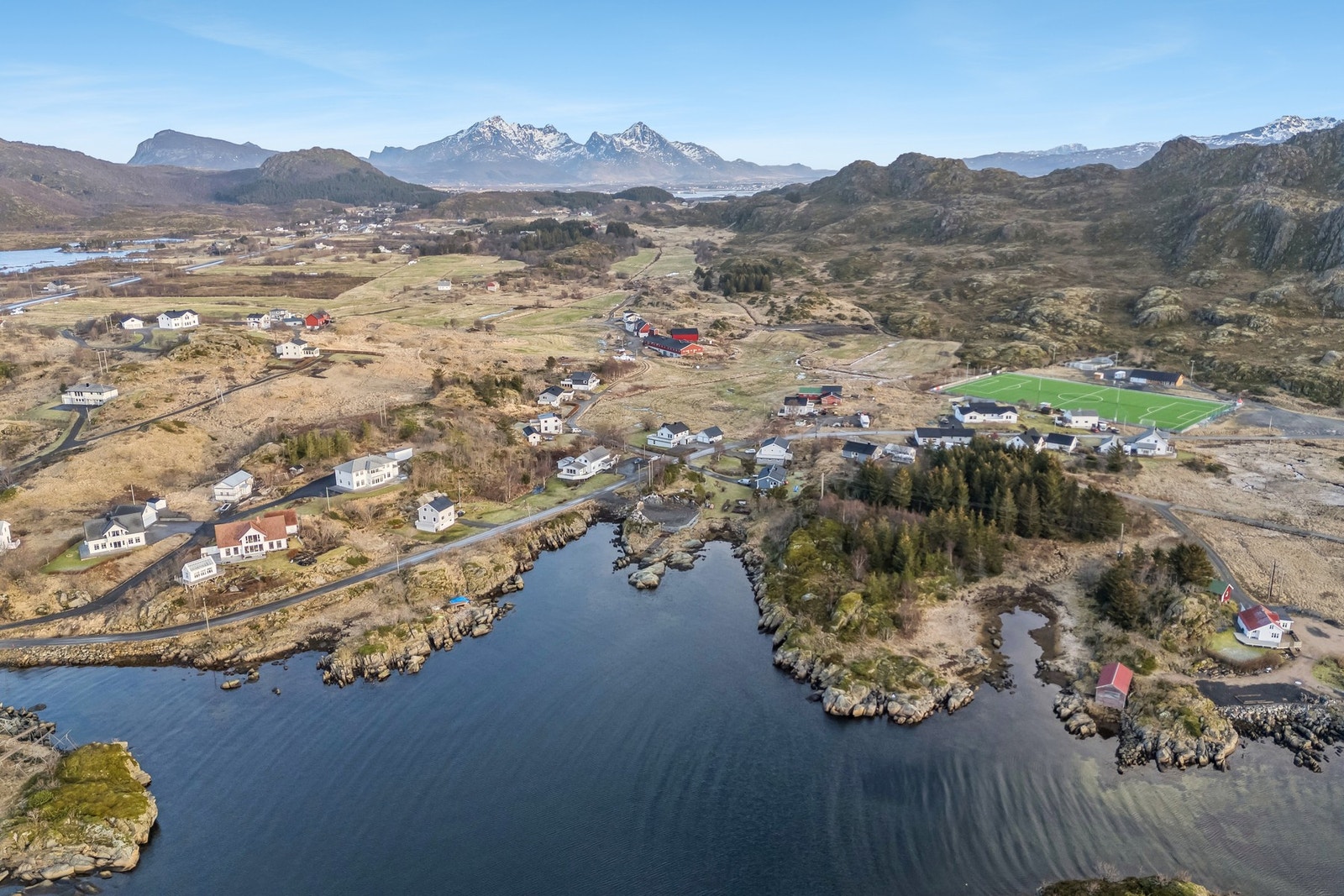 Tomten ligger så nydelig til på Skotnes på Ballstad - med utsikt til hav, vann og fjell uansett hvilken vei du snur deg. Galleribilde