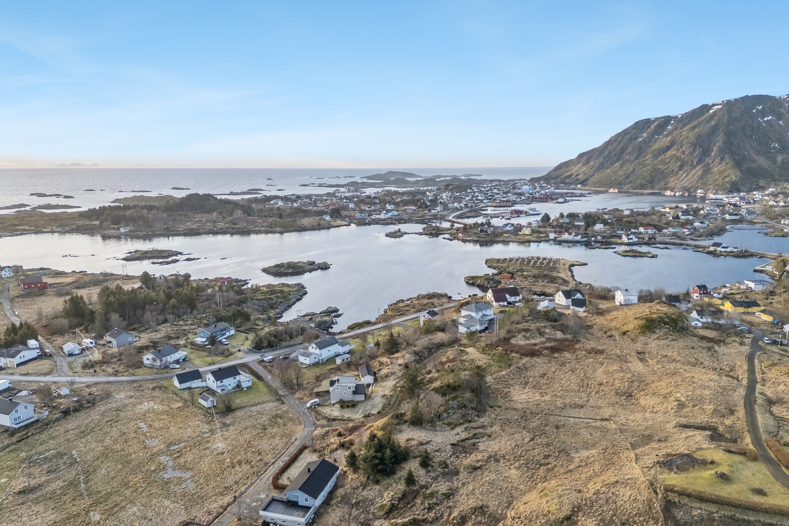 Ballstad er ett av Lofotens største fiskevær og har blant annet restauranter, fiskemottak, slip, dagligvarebutikk og barne- og ungdomsskole. Galleribilde