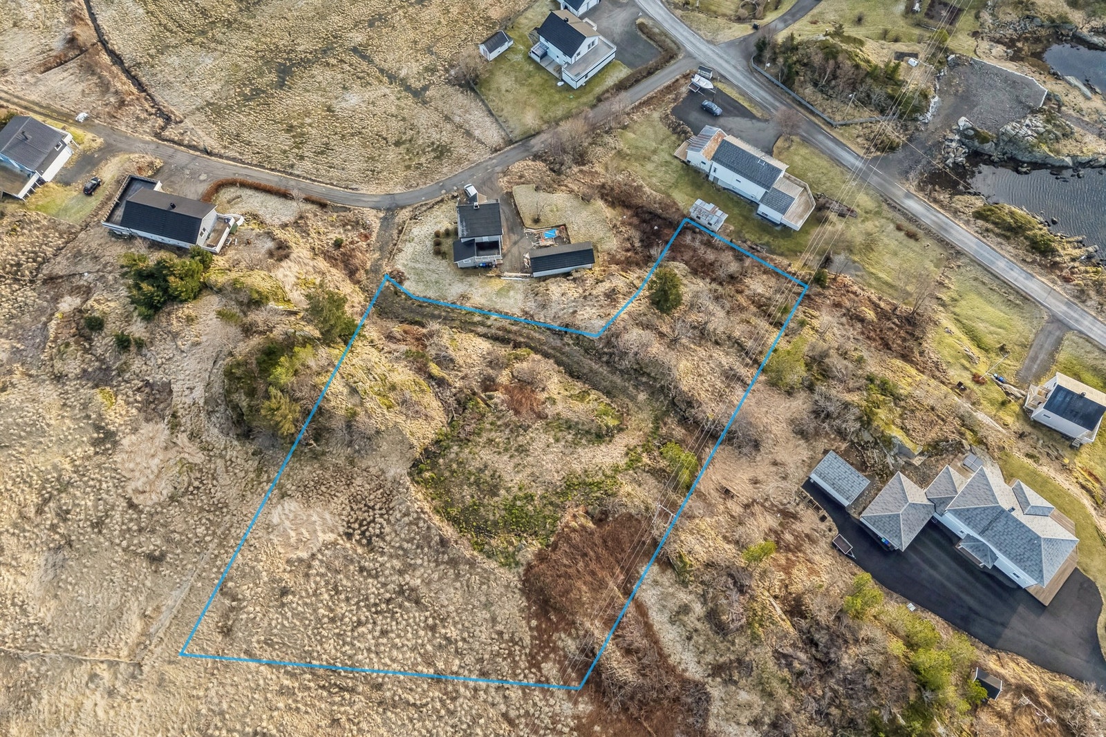 Stipulert tomtegrense. Denne er ikke nøyaktig, se eiendomskart vedlagt i salgsoppgaven. Svært romslig tomt på ca. 4 688 m². Galleribilde