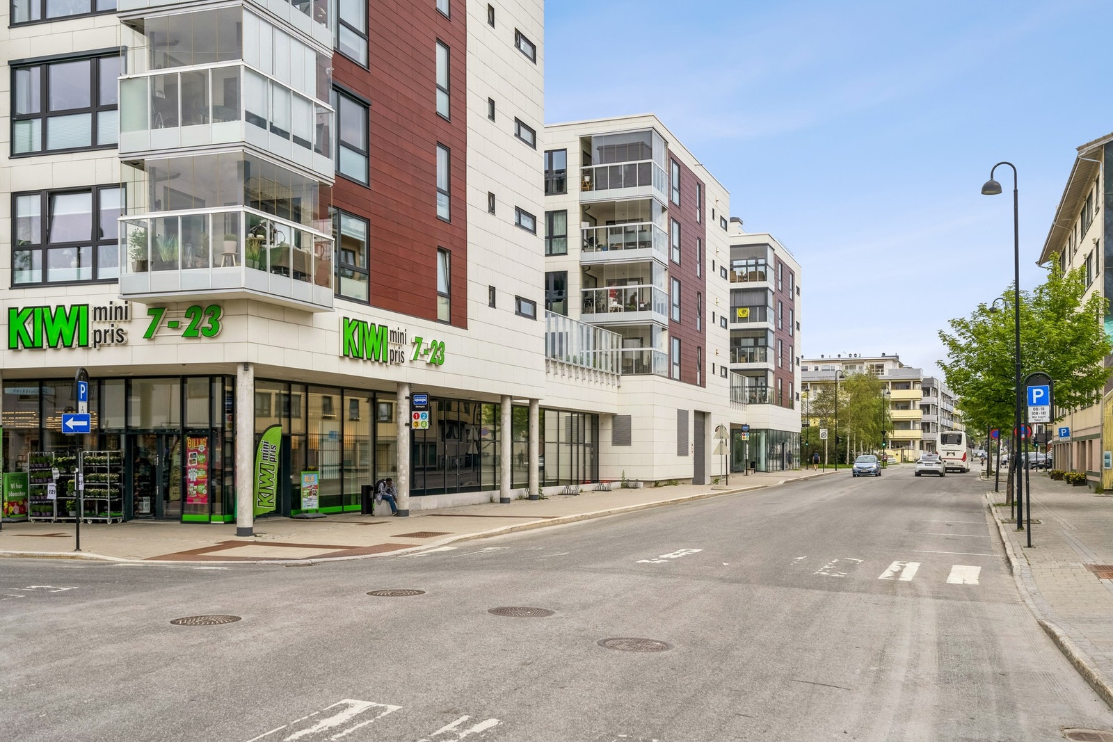 Dagligvarebutikken Kiwi og treningssenteret Feel24 finner du i 1. etasje i samme bygg som leiligheten. Galleribilde