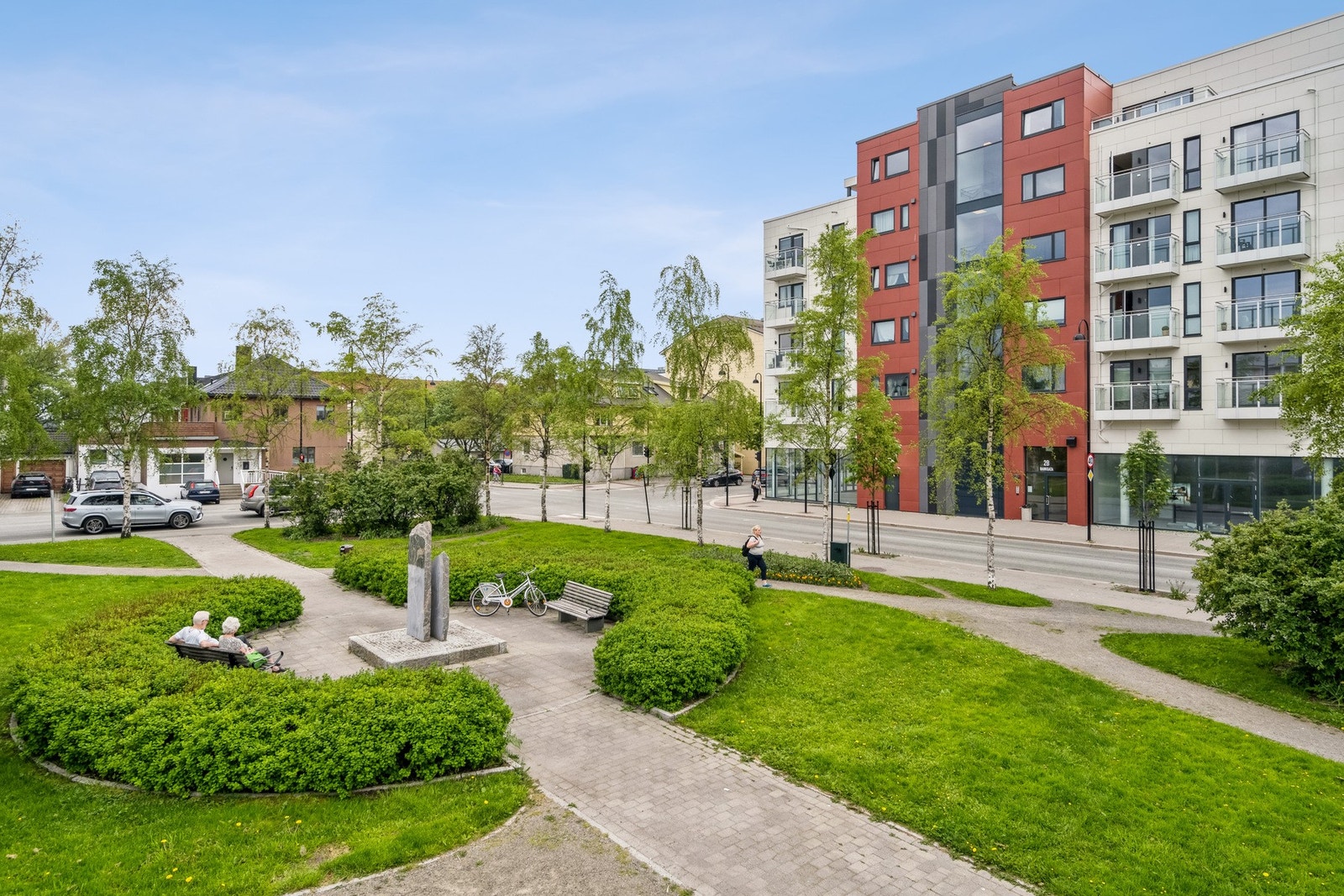 Her bor man midt i sentrum med gangavstand til alle byens fasiliteter. Umiddelbar nærhet til park, buss, glasshuset, butikk m.m. Galleribilde